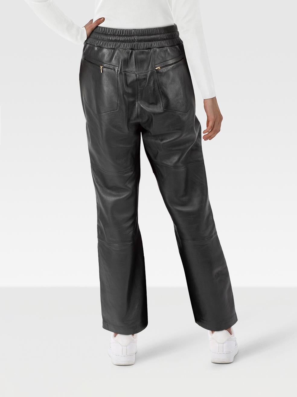 L'ÉTAT est très bon. L'usure du pantalon est minime. Marques sur le devant des deux jambes de pantalon sur cet article de revente de designer ME+EM d'occasion.
 
 Détails
 
 
 Noir¬†
 
 Cuir
 
 Pantalon
 
 Hauteur de l'immeuble
 
 Jambe droite
 
 2