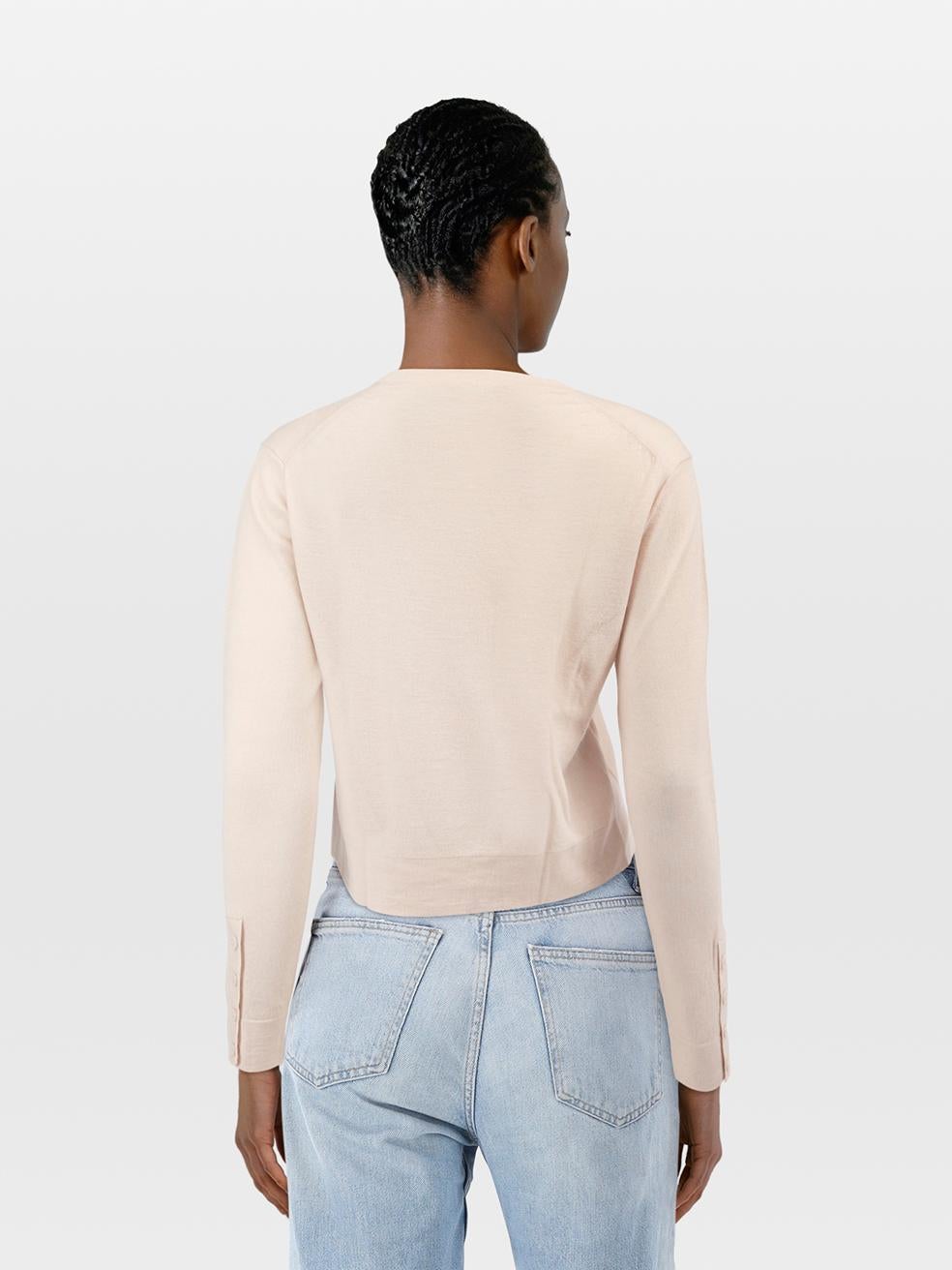 L'ÉTAT est très bon. Il n'y a pratiquement pas d'usure visible du pull sur cet article de revente de designer ME+EM d'occasion.
 
 Détails
 
 
 Rose vif¬†
 
 Laine
 
 Jumper
 
 Extensible
 
 Manches longues
 
 Col roulé
 
 Boutons sur les manches
 
