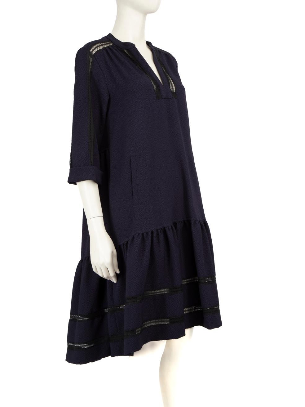 L'ÉTAT est très bon. L'usure de la robe est minime, le Label est décollé et il y a une légère décoloration sur l'encolure intérieure de cet article de revente de designer ME+EM d'occasion.
 
 
 
 Détails
 
 
 Marine
 
 Polyester
 
 Robe
 
 Midi
 

