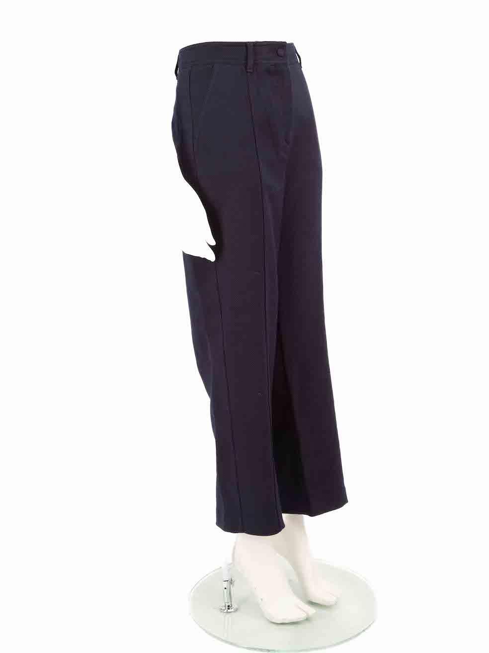 L'ÉTAT est très bon. Le pantalon n'a pratiquement pas subi d'usure visible sur cet article de revente de designer ME+EM d'occasion. Veuillez noter qu'il manque le Label de taille sur cet article.
 

 

 

 

 

 Détails
 

 

 Marine
 

 Polyester
