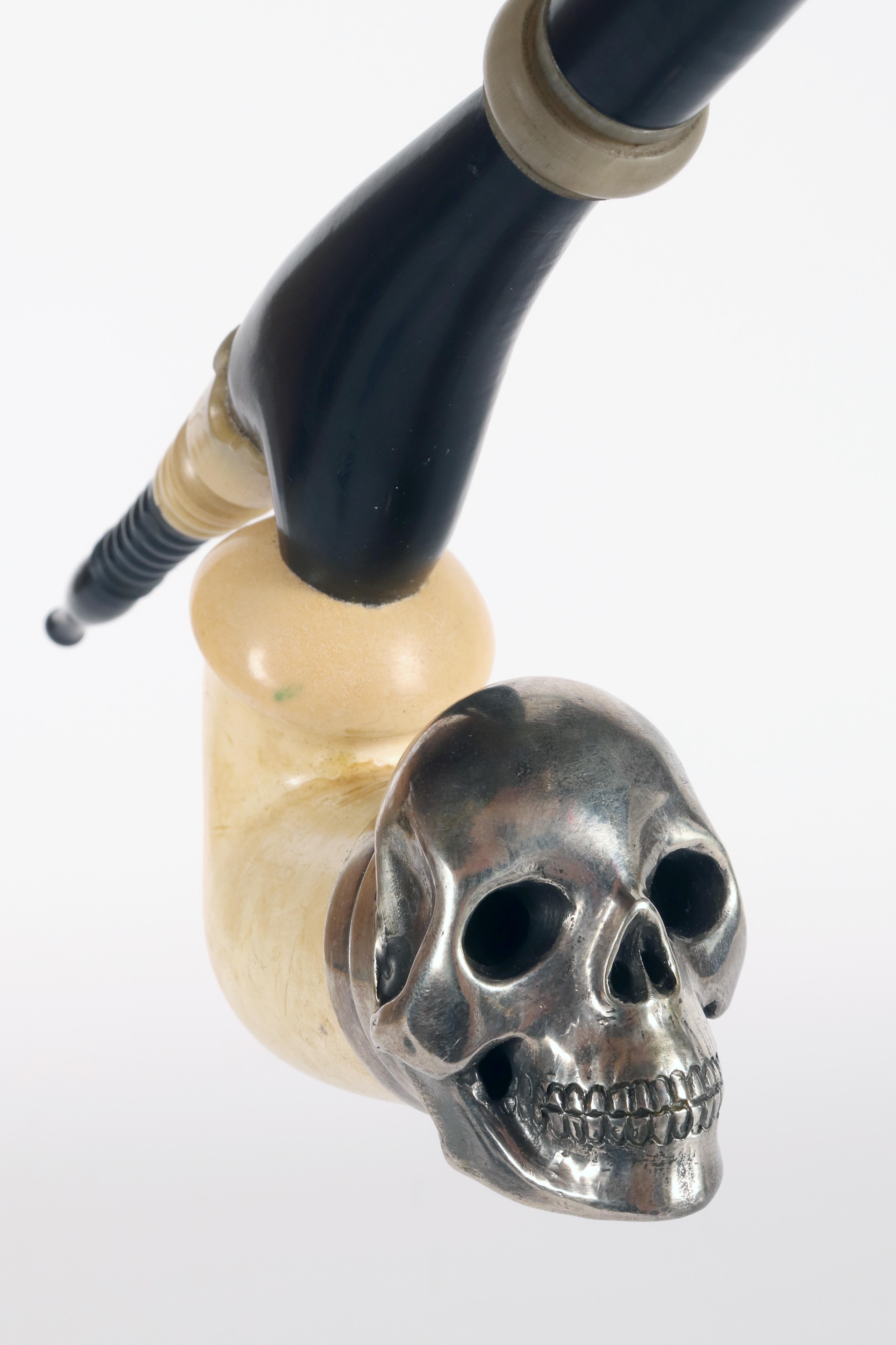 Meershaum and silver pipe depicting a Vanitas-Memento Mori, Vienna, Austria 1880 In Good Condition For Sale In Milan, IT