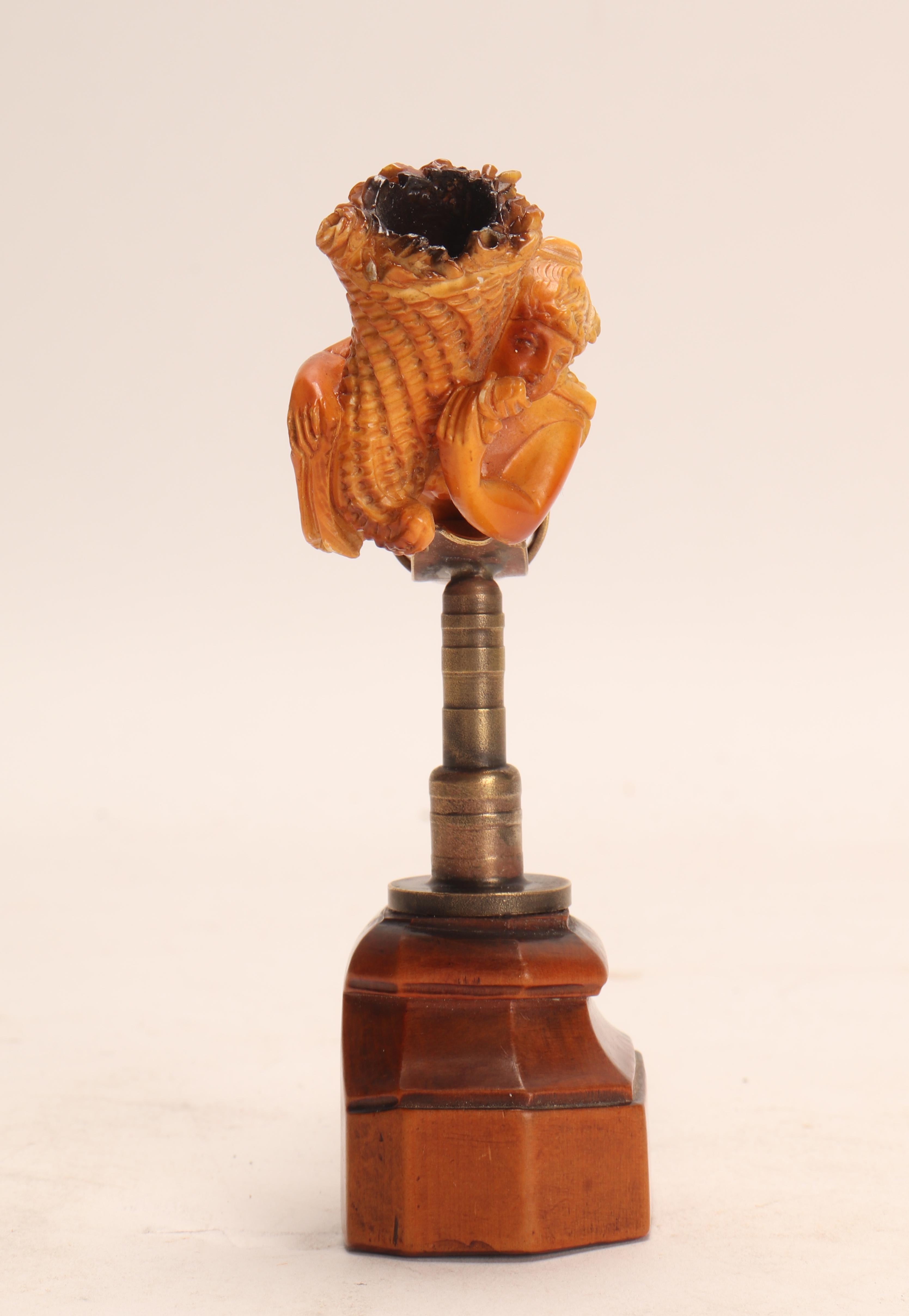 Meershaum Pipe with a Goddess Holding a Cornucopia, Vienna 1890 In Good Condition For Sale In Milan, IT