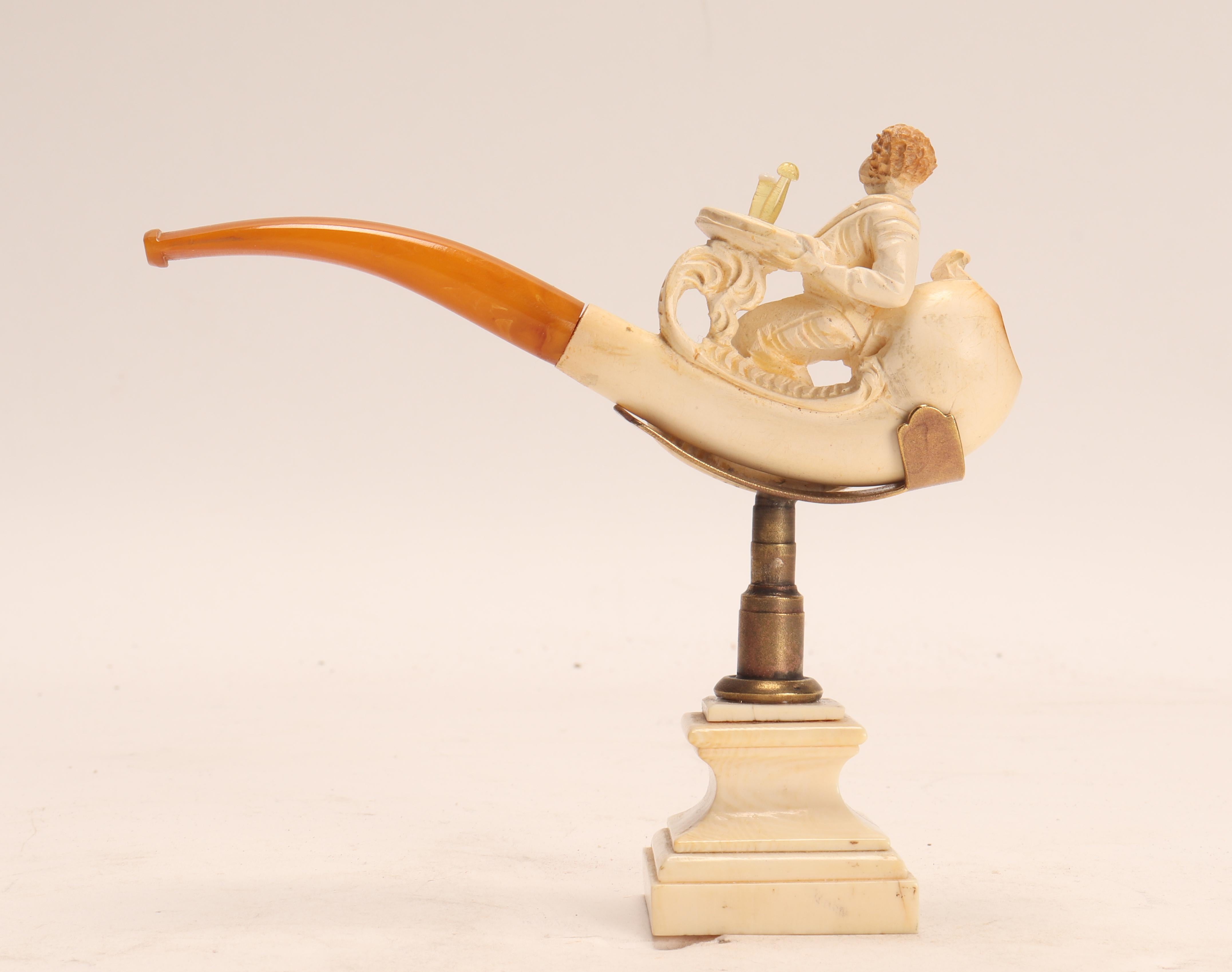 19th Century Meershaum Pipe with a Waiter with the Face of a Monkey, Vienna, 1880 For Sale