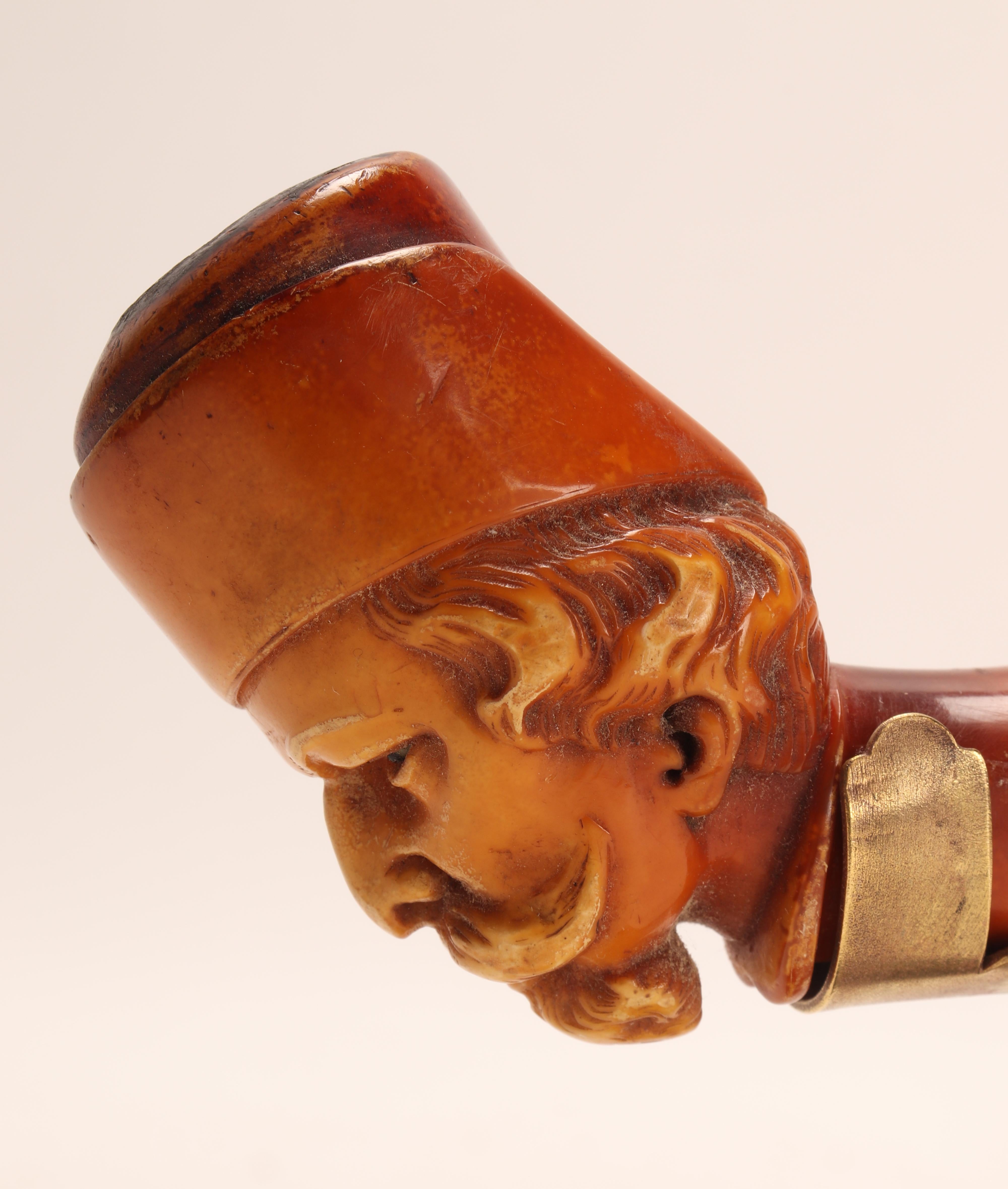 Carved meershaum pipe, with briar wood and horn mouthpiece. In the bowl of the pipe, the garibaldi’s head is depicted, with mustache, beard and cap. The eyes are in vitreous paste. Vienna, Austria circa 1890. (The stand is for photographic use only,