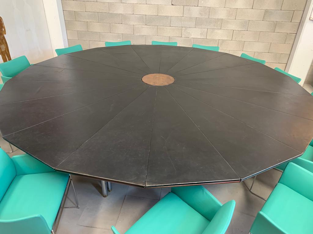 Meeting-Tisch aus Leder und Stahl mit 14 Sesseln von Simon (Messing) im Angebot