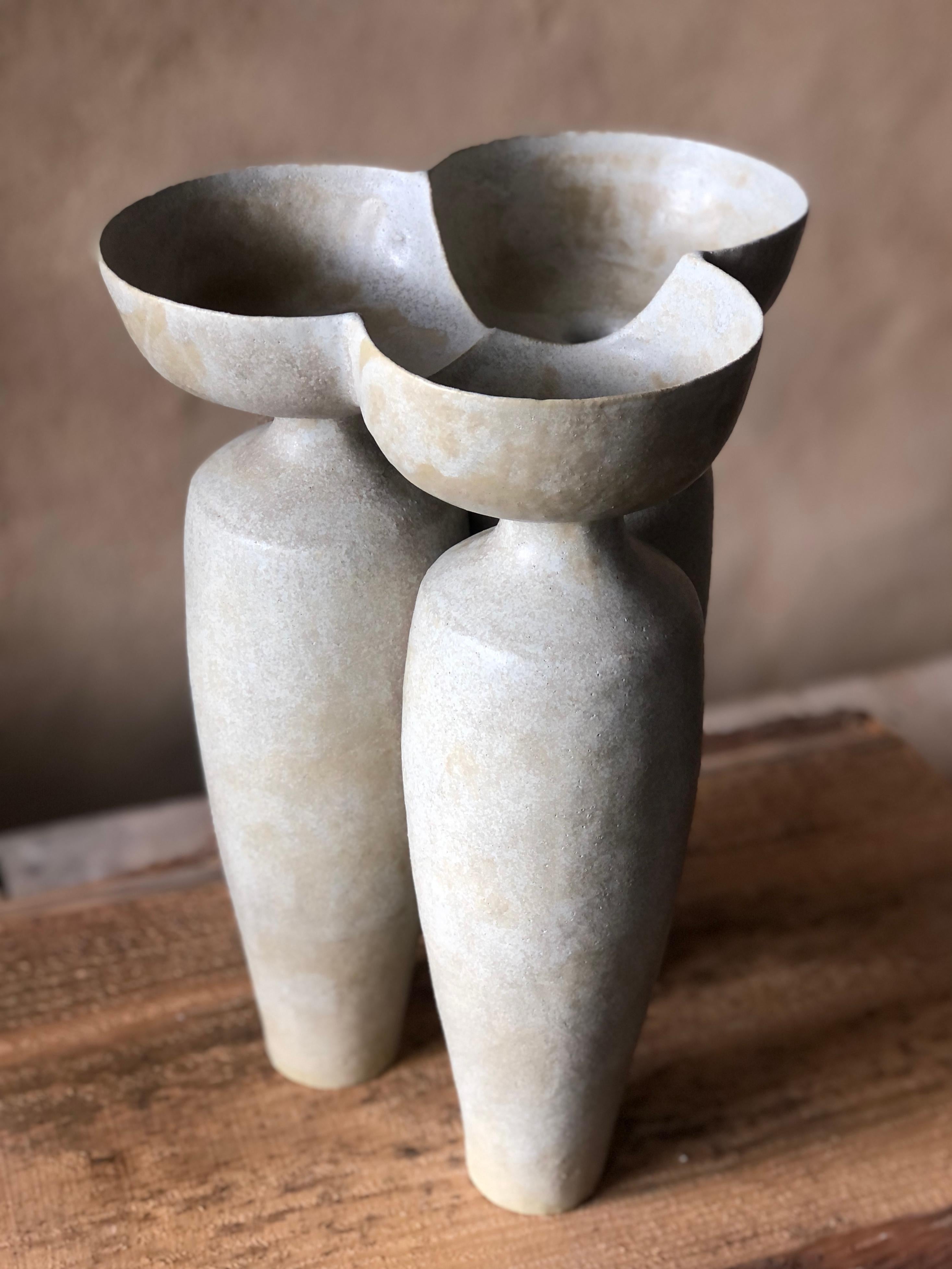 Meeting-Vase von Sophie Vaidie
Einzigartig.
Abmessungen: Ø 25 x H 39 cm. 
MATERIALIEN: Beigefarbenes Steingut mit beiger Glasur.

Am Anfang stand das Bedürfnis, mit den Händen, dem Tastsinn, den Sinnen zu arbeiten. Dann kam der Wunsch auf, Objekte
