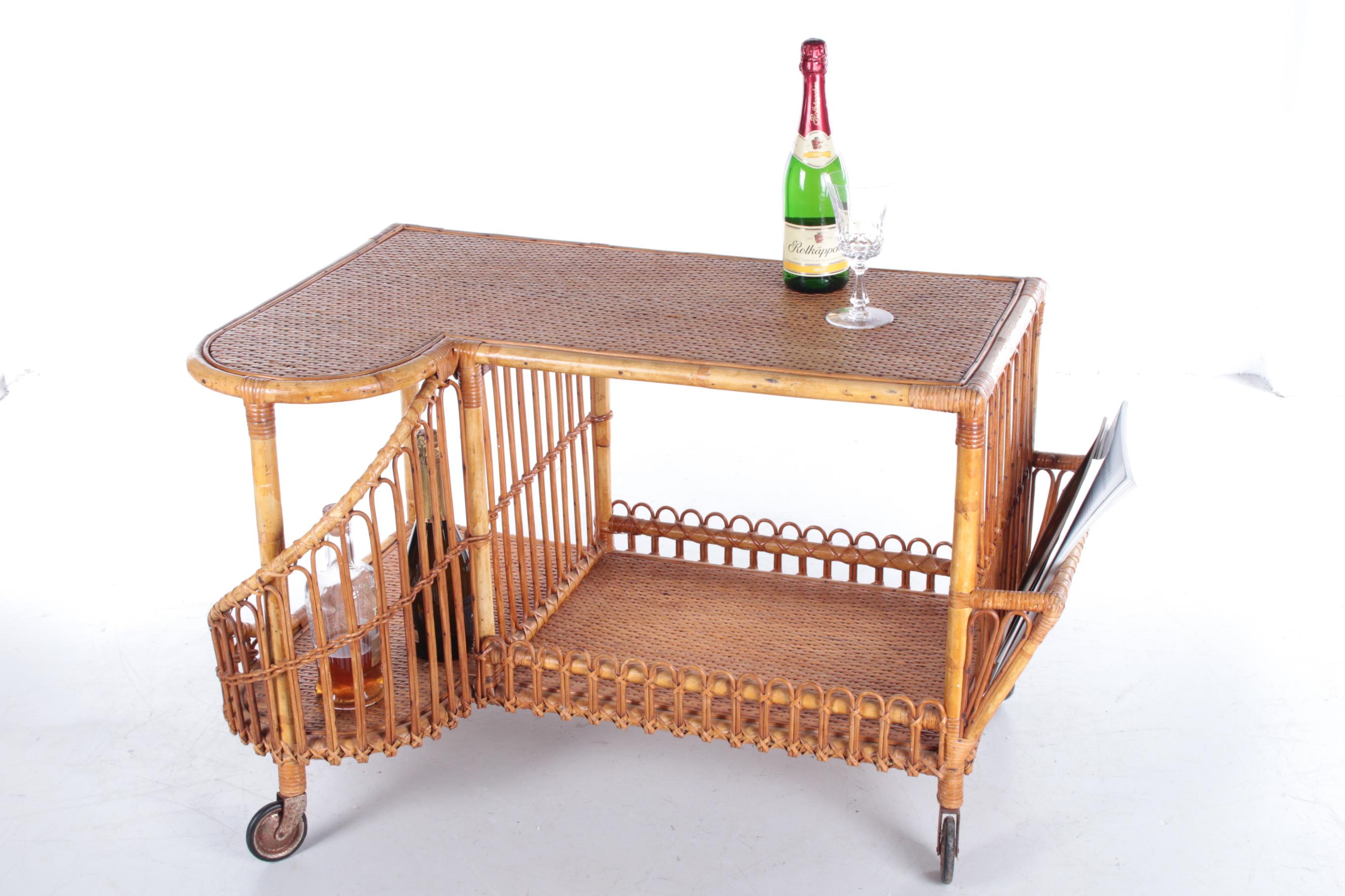 Mega Large Vintage Bamboo French trolley, 1960s.


This is a nice big trolley bought in France it is made of bamboo and rattan.

On the right side a compartment to store magazines and on the right the place to place the whiskey and wine