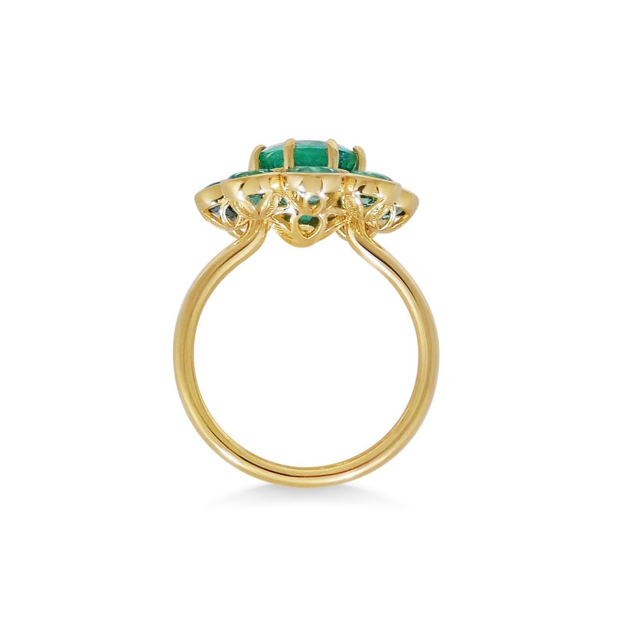 Round Cut Mega-Marguerite - Emerald For Sale