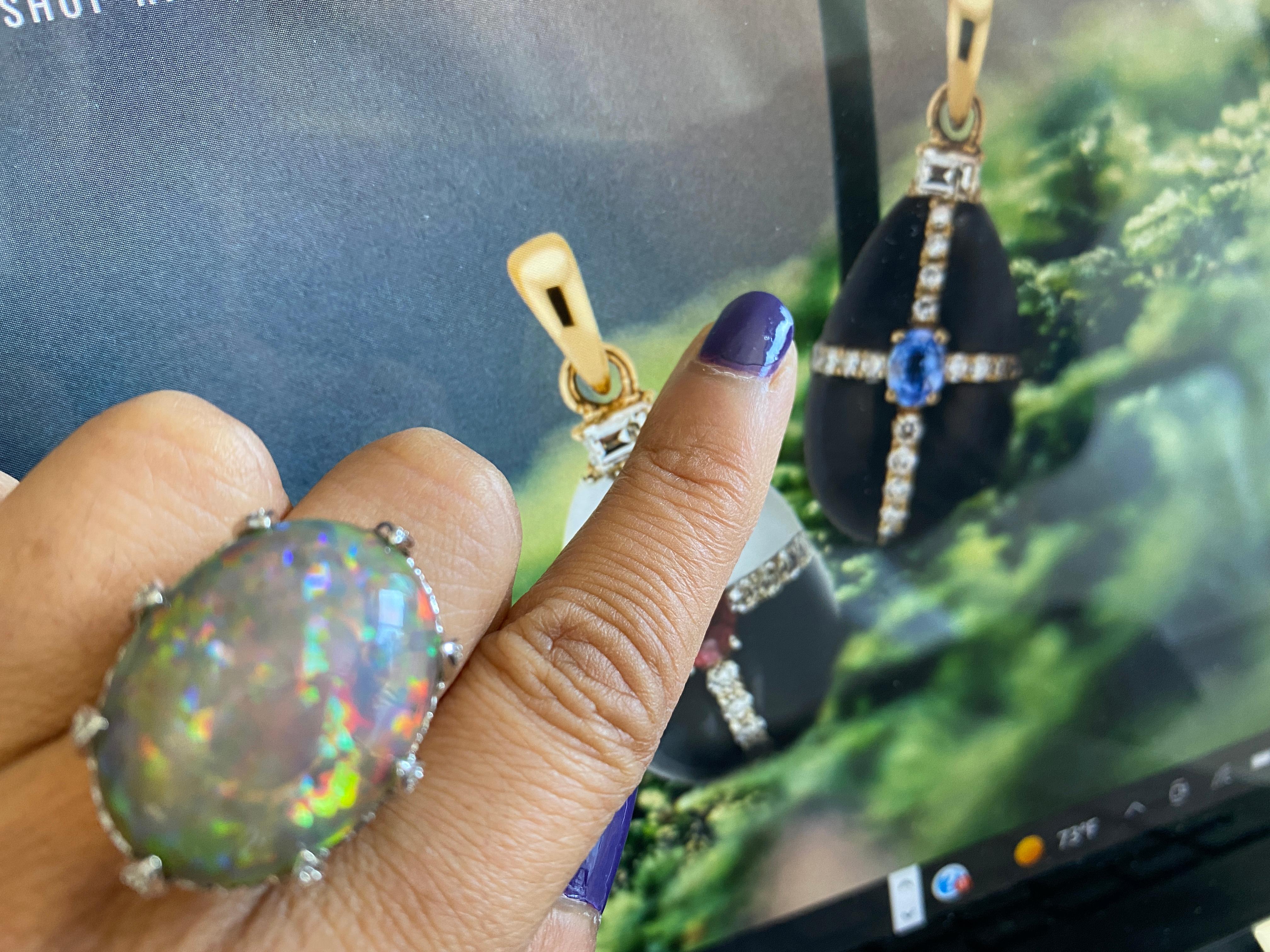 Bedeutender Opal-Solitär, gefasst in Ri Noors ikonischem Lotosmotiv. Tragen Sie ihn allein als Verlobungsring, als Cocktailring oder kombinieren Sie ihn mit anderen Ringen aus der gleichen Collection für einen gewagten Look. Bitte wenden Sie sich an