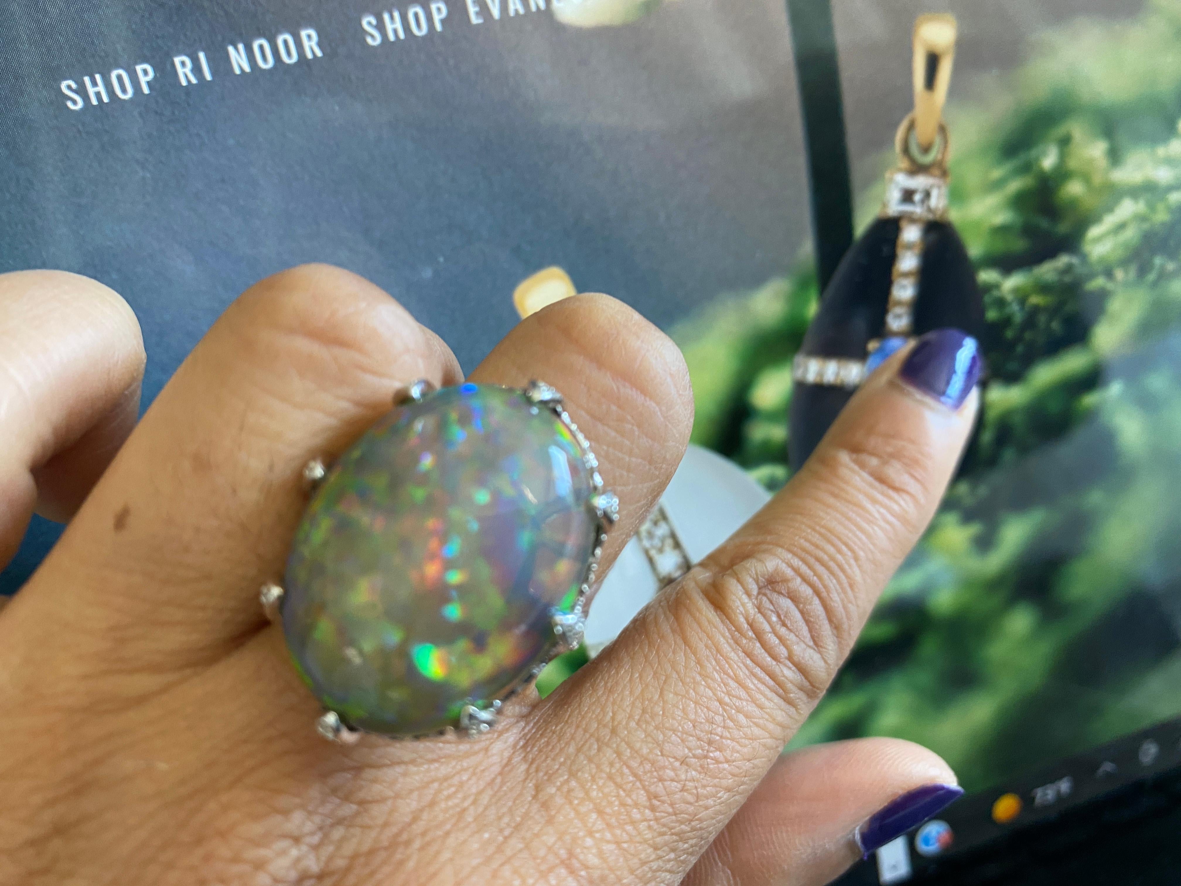 Mega Oval Opal und Diamant Lotus Ring, bemerkenswert große Opal, 18,65 Karat (Smaragdschliff) im Angebot