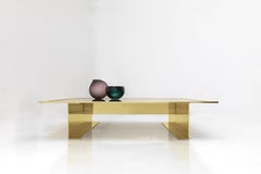 Mega, un grande tavolino da caffè con finitura in ottone cromato argento o oro lucido 150