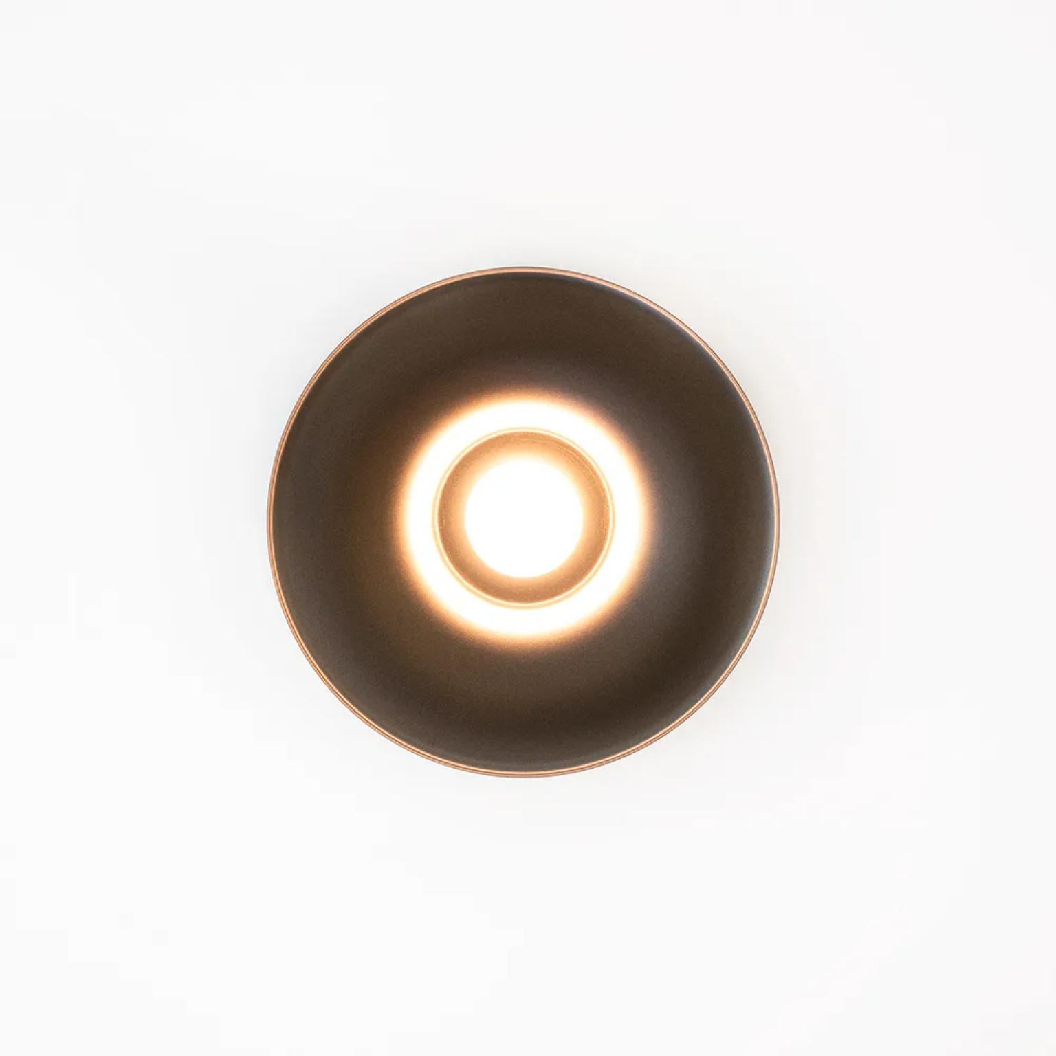 Lampada da parete Mega di WJ Luminaire
Dimensioni: D 7,5 x L 30 x H 30 cm. 
Materiali: Alluminio.

Disponibile in diverse opzioni di colore dell'alluminio. Contattateci.

Tutte le nostre lampade possono essere cablate a seconda del Paese. Se viene