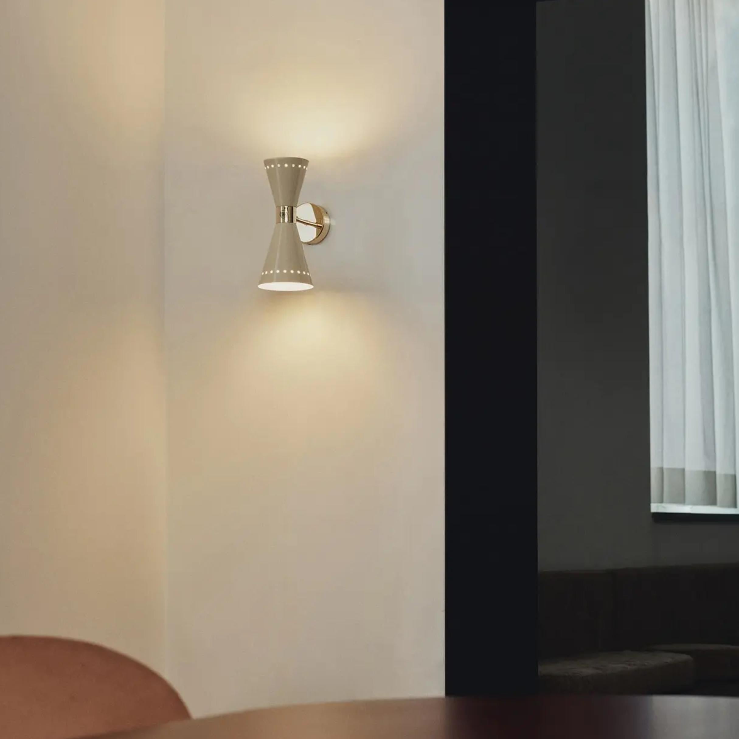 Dipinto Lampada da parete a doppia parabola 'Megafono' in nero lucido per Stilnovo in vendita