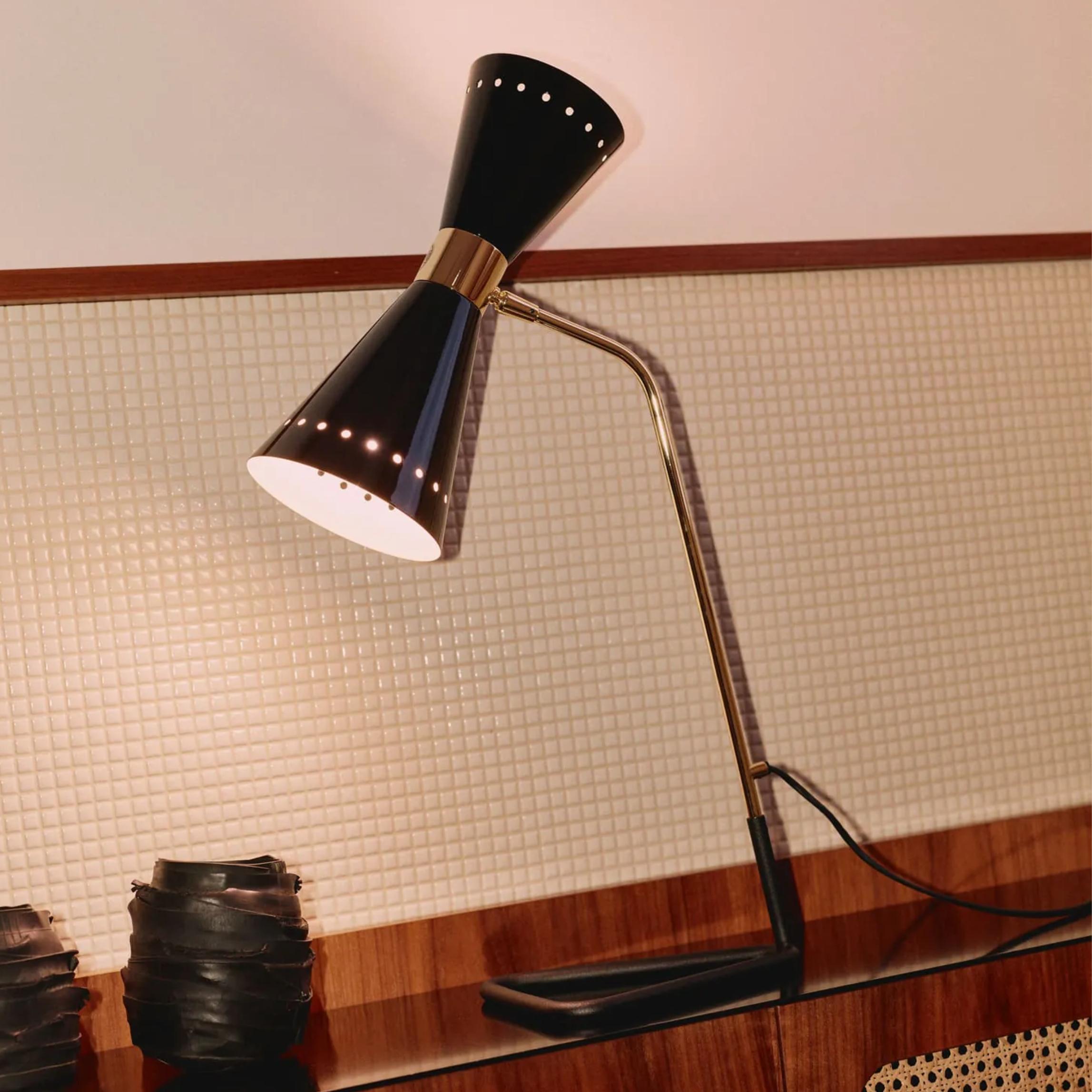 Lampe de table en métal noir brillant 'Megafono' pour Stilnovo

Fondée en 1946 à Milan, Stilnovo était l'une des entreprises d'éclairage les plus innovantes d'Italie au milieu du siècle dernier, produisant des pièces emblématiques de personnalités