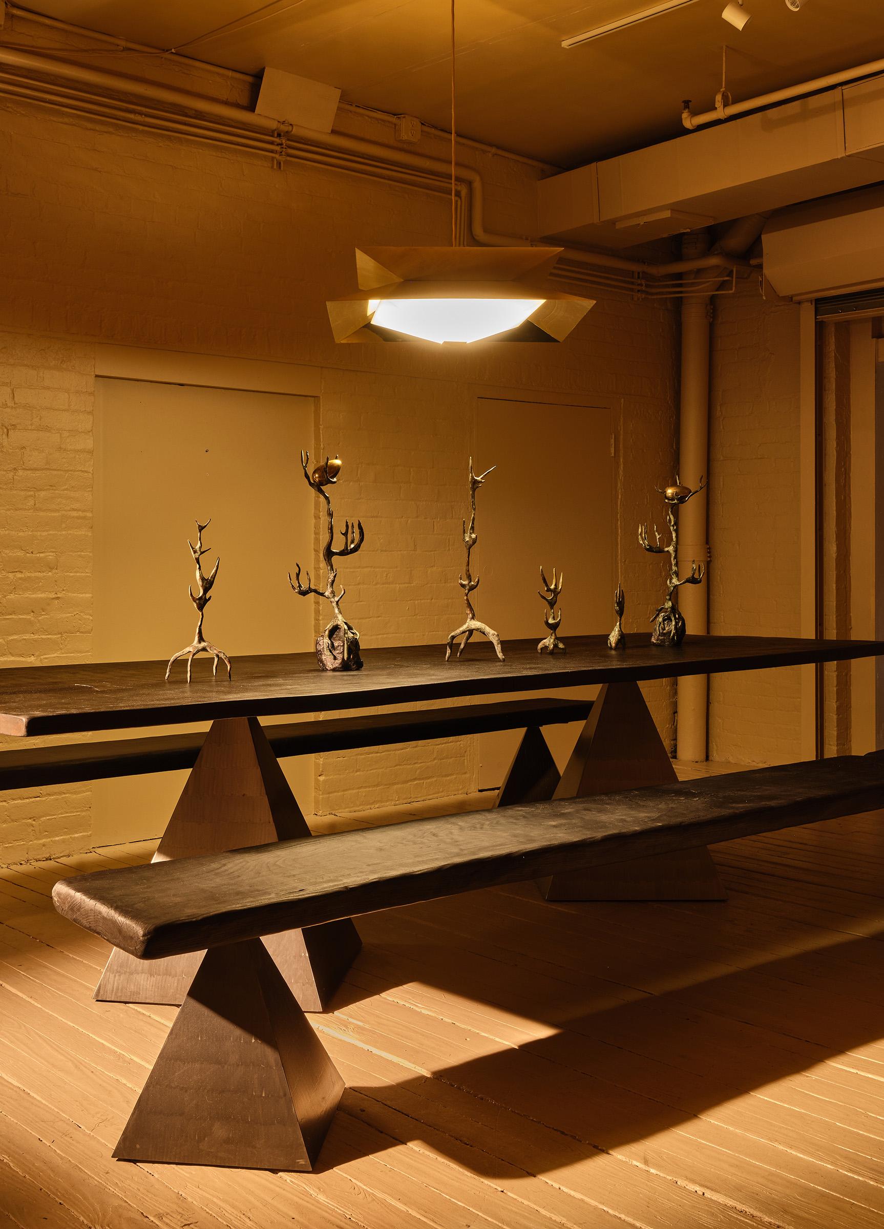 Moderne Banc géométrique Megalithic en bois calciné et acier de Sol Bailey Barker en vente