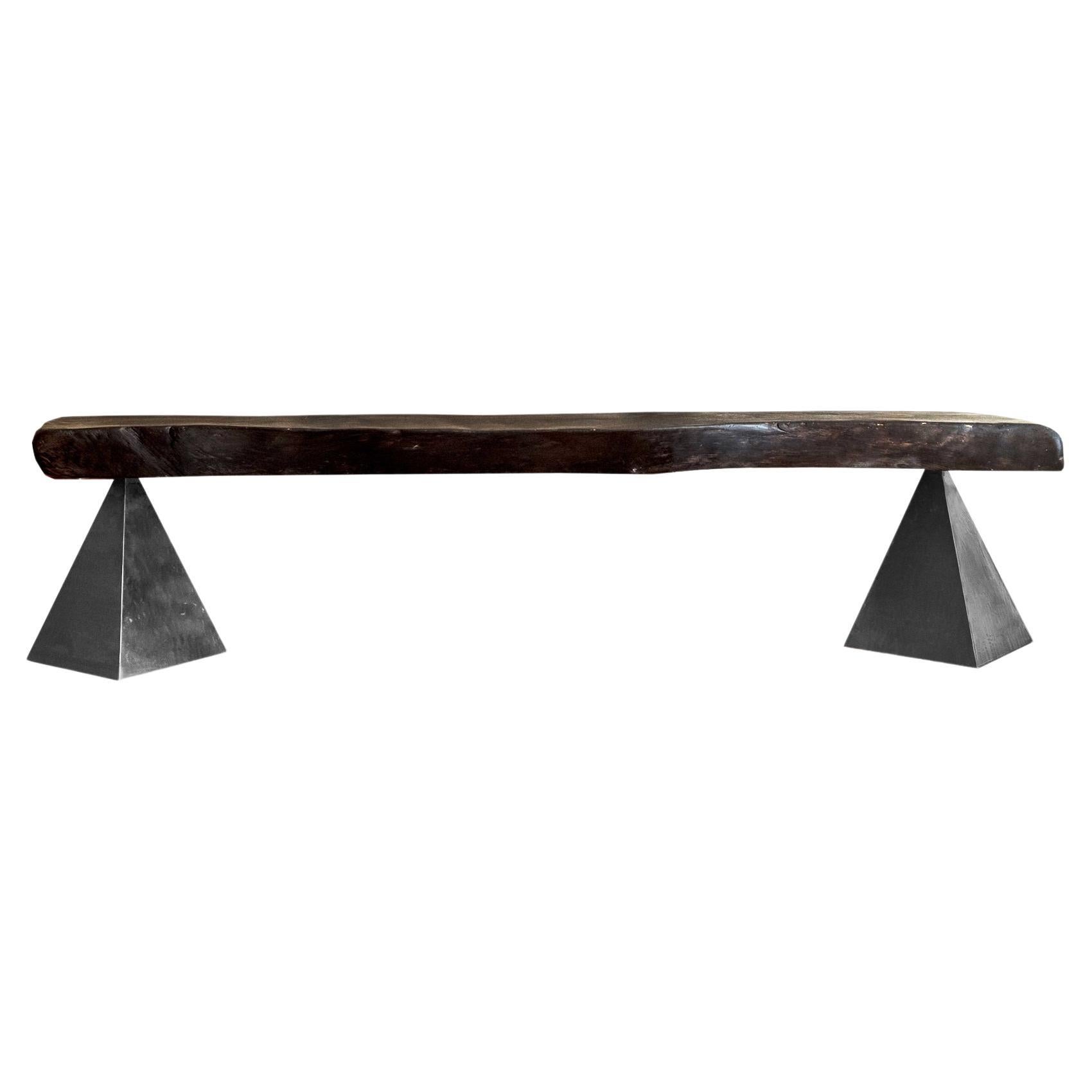 Panchina geometrica megalitica in legno e acciaio carbonizzato di Sol Bailey-Barker