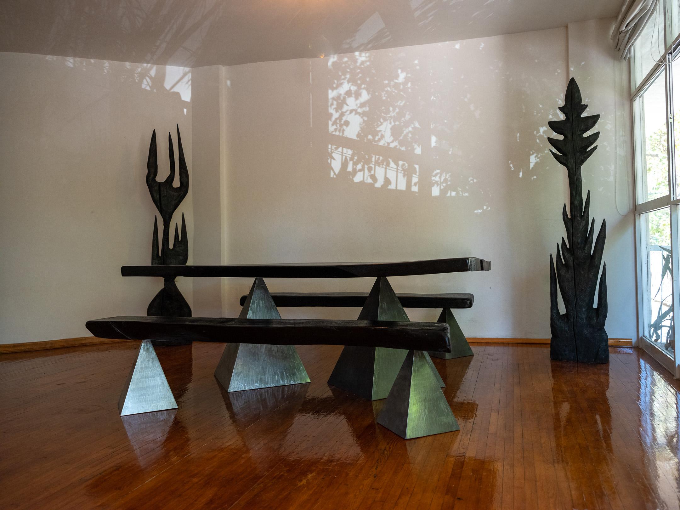 Tavolo da pranzo geometrico Megalithic in Wood Wood e Steele di Sol Bailey-Barker In condizioni Nuovo in vendita a New York, NY