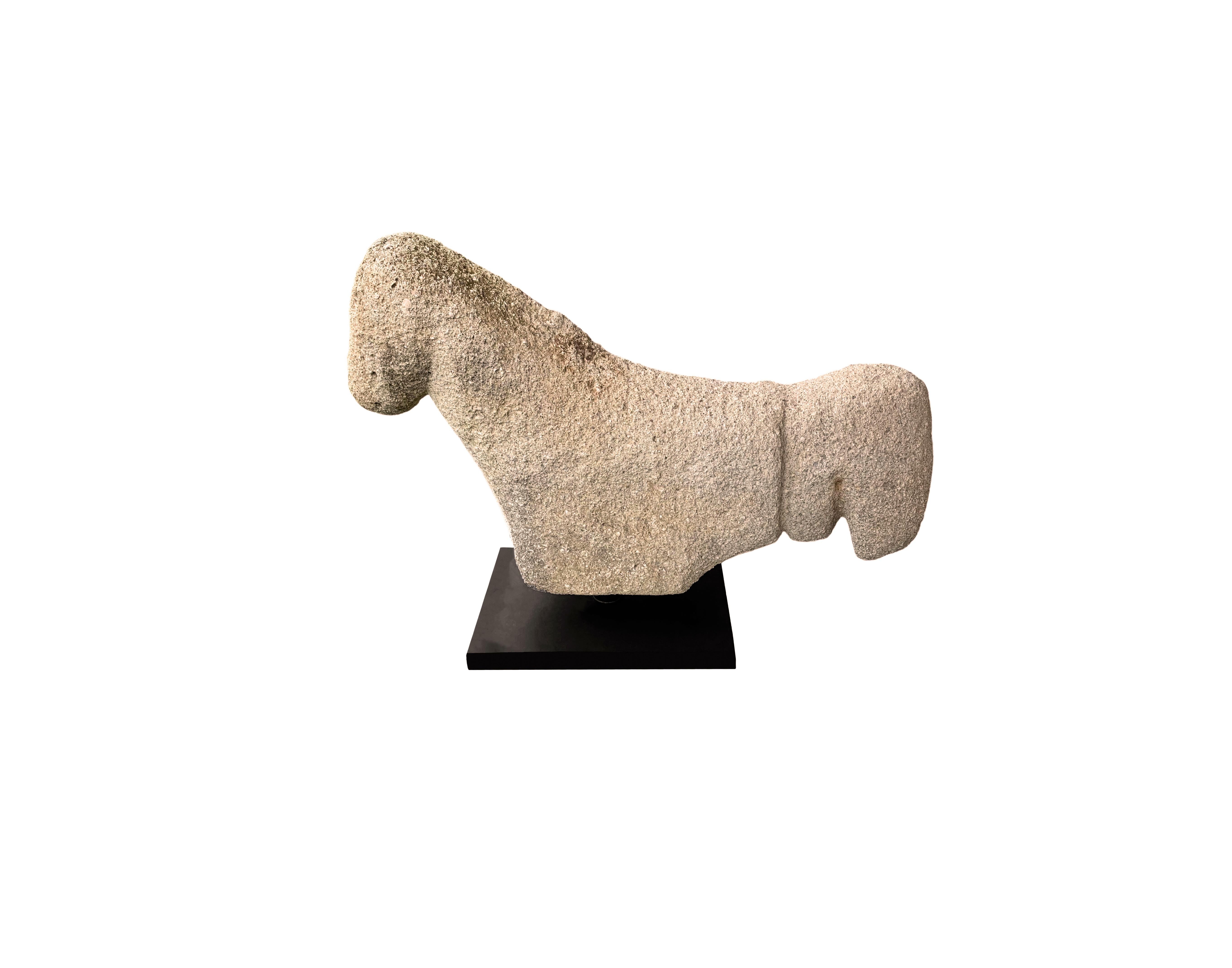Estatua megalítica de piedra de un pollo de la isla de Sumba, Indonesia, c. 1500 Indonesio en venta