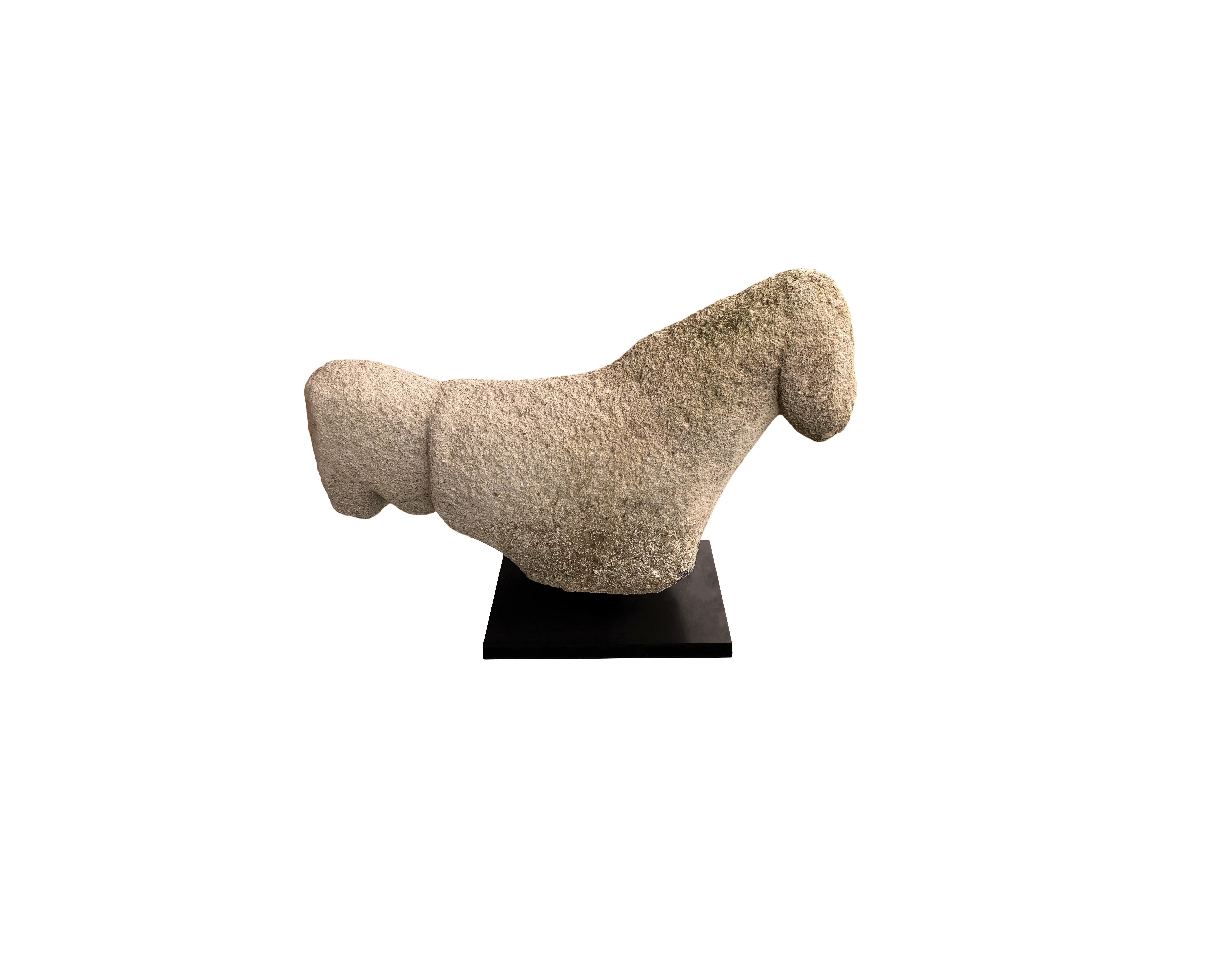 Estatua megalítica de piedra de un pollo de la isla de Sumba, Indonesia, c. 1500 Tallado a mano en venta