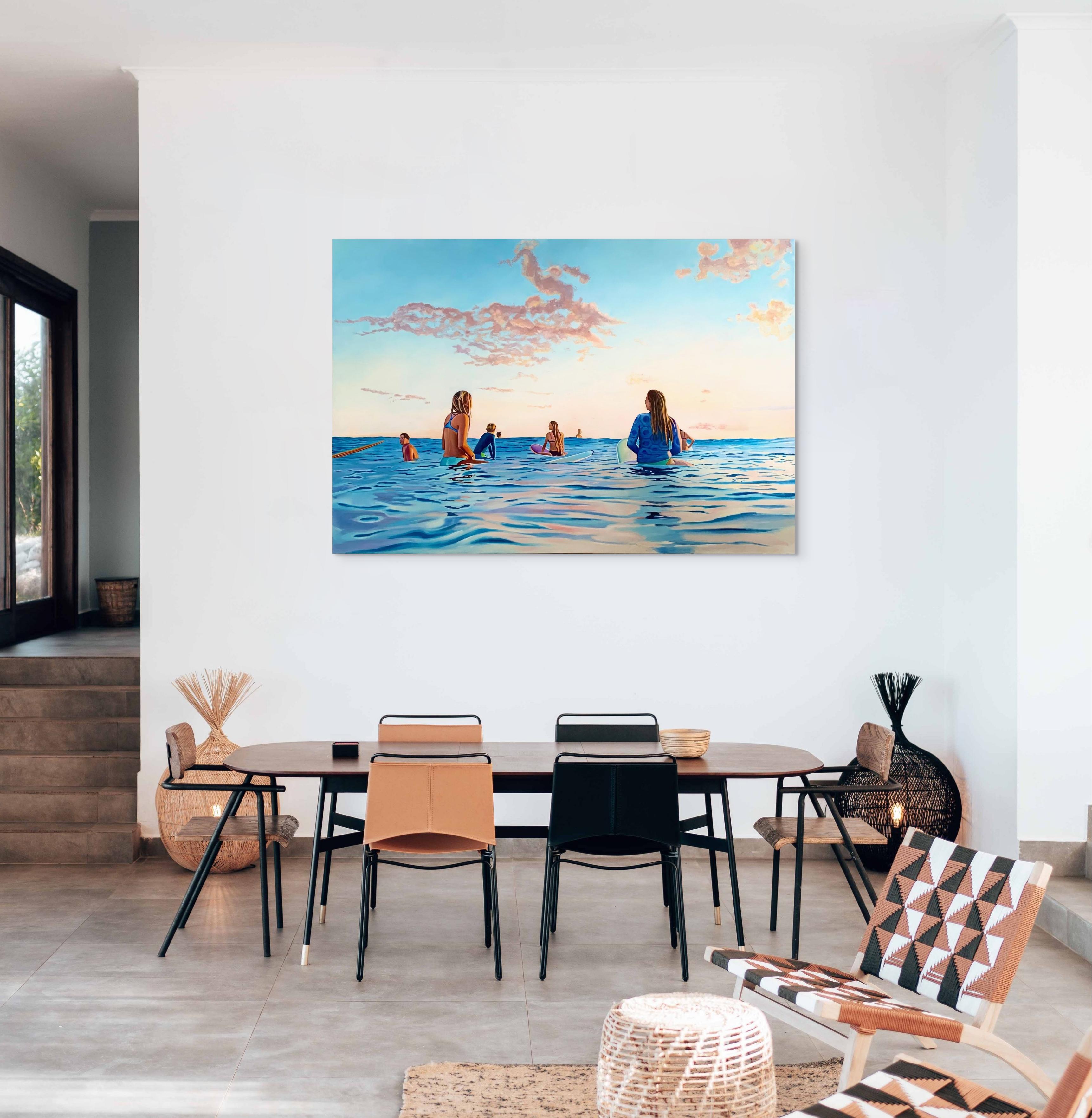 Ein wunderschönes Ölgemälde von Surfern, die im warmen rosa Licht des späten Nachmittags auf die letzten Wellen des Tages warten. Es ist ein geselliges Stück über Freunde, die schönen Dinge des Lebens und den Nervenkitzel auf dem Wasser.  Dieses im