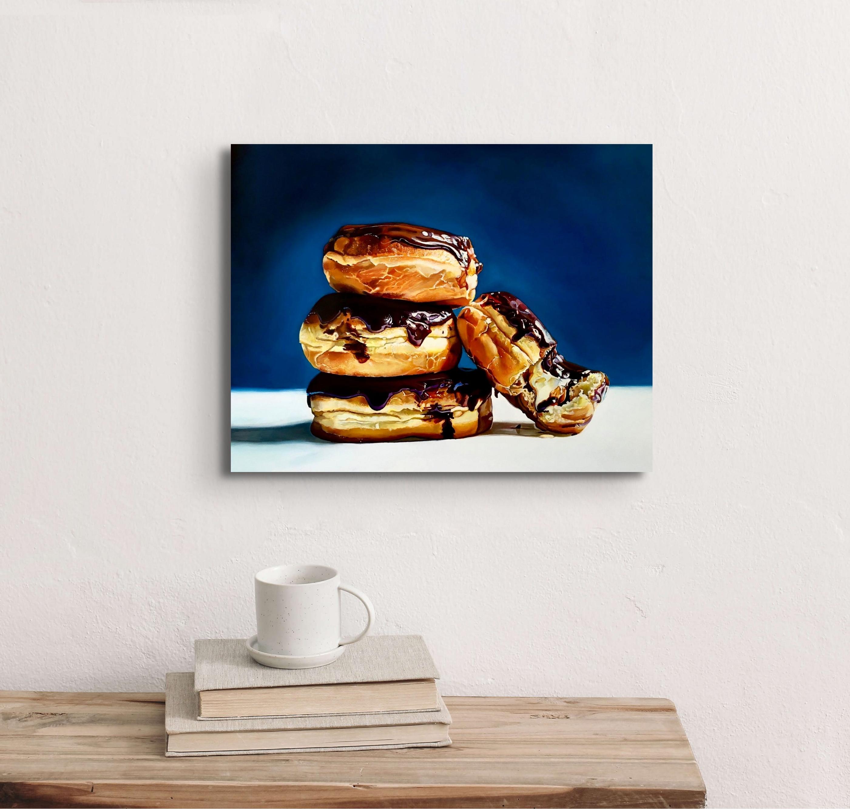 Une nature morte originale à l'huile dans le style du réalisme contemporain mesurant 16in x 20in est peinte sur un panneau de bois dur bercé de 1.5in de profondeur.  La pièce a des bords en bois de pin propres et des ferrures pour la suspendre.  Ces