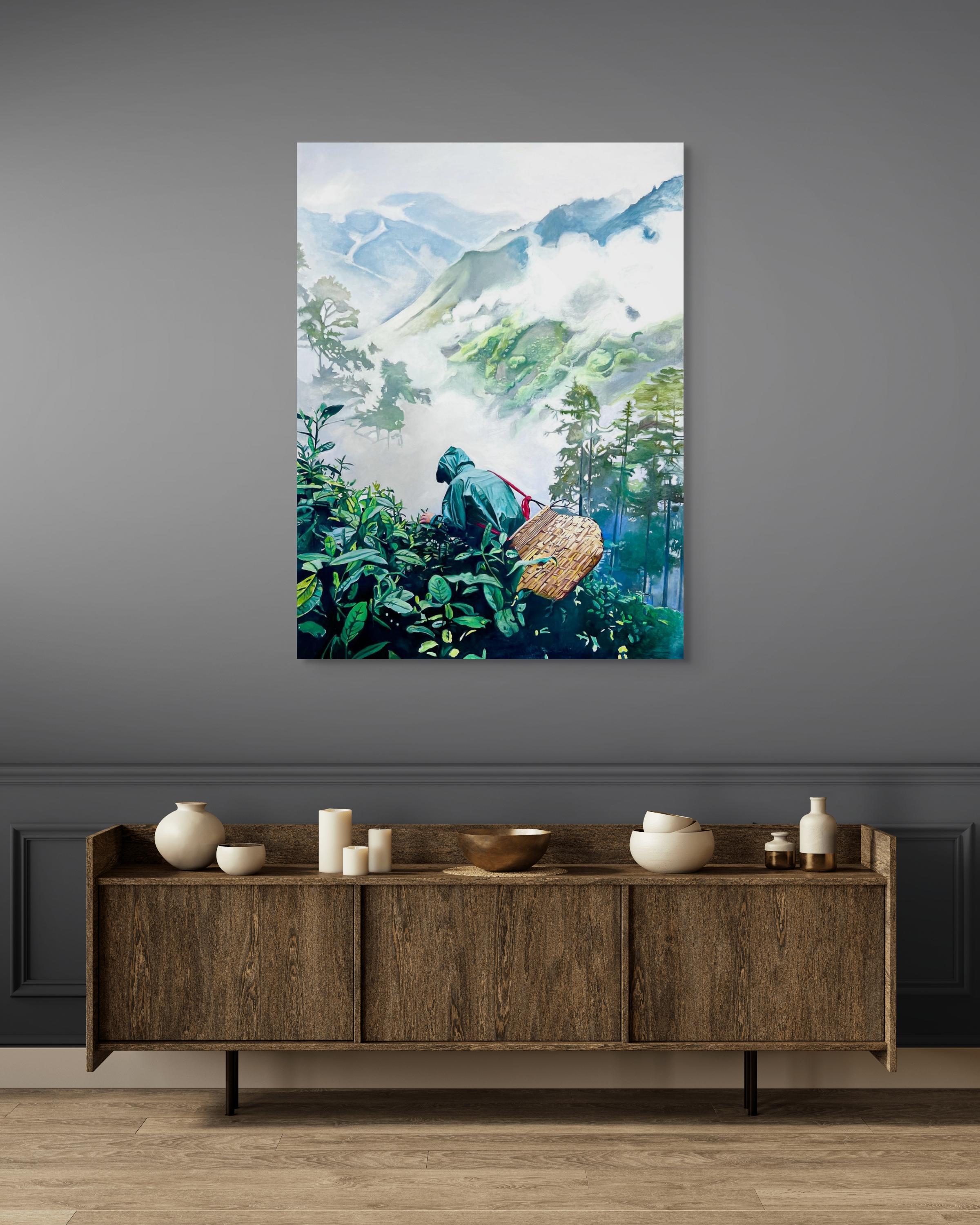 Dieses großformatige Original-Ölgemälde ist eine Hommage an die alte Kunst des Teesammelns. In den nebligen Bergen Chinas sammelt ein einsamer Teebauer seine Ernte ein und trägt die schwere Last die Berghänge hinauf.  Ein stimmungsvolles Stück, das