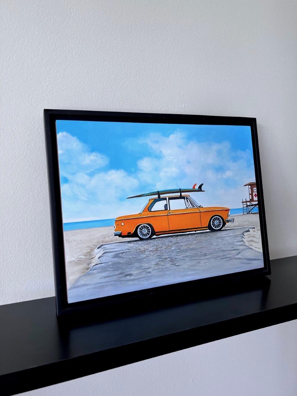 Un classique ! Vintage orange BMW 2002 sur la plage. 
Cette peinture à l'huile originale a été réalisée avec de la peinture à l'huile Gamblin de haute qualité sur un panneau de bois dur de 2 cm de profondeur et encadrée dans un cadre flottant noir