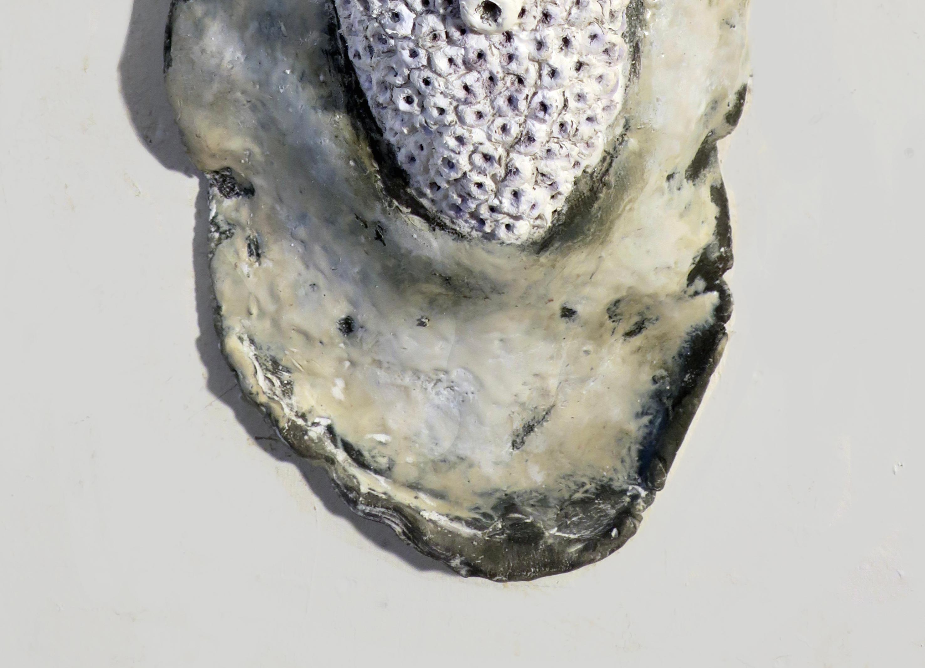 Le opere a tecnica mista di Megan Klim accostano diversi materiali su un unico piano.  Mette in risalto le loro qualità intrinseche per creare una tensione di superficie che scatena una conversazione e un'interazione tra di loro.  La presenza fisica