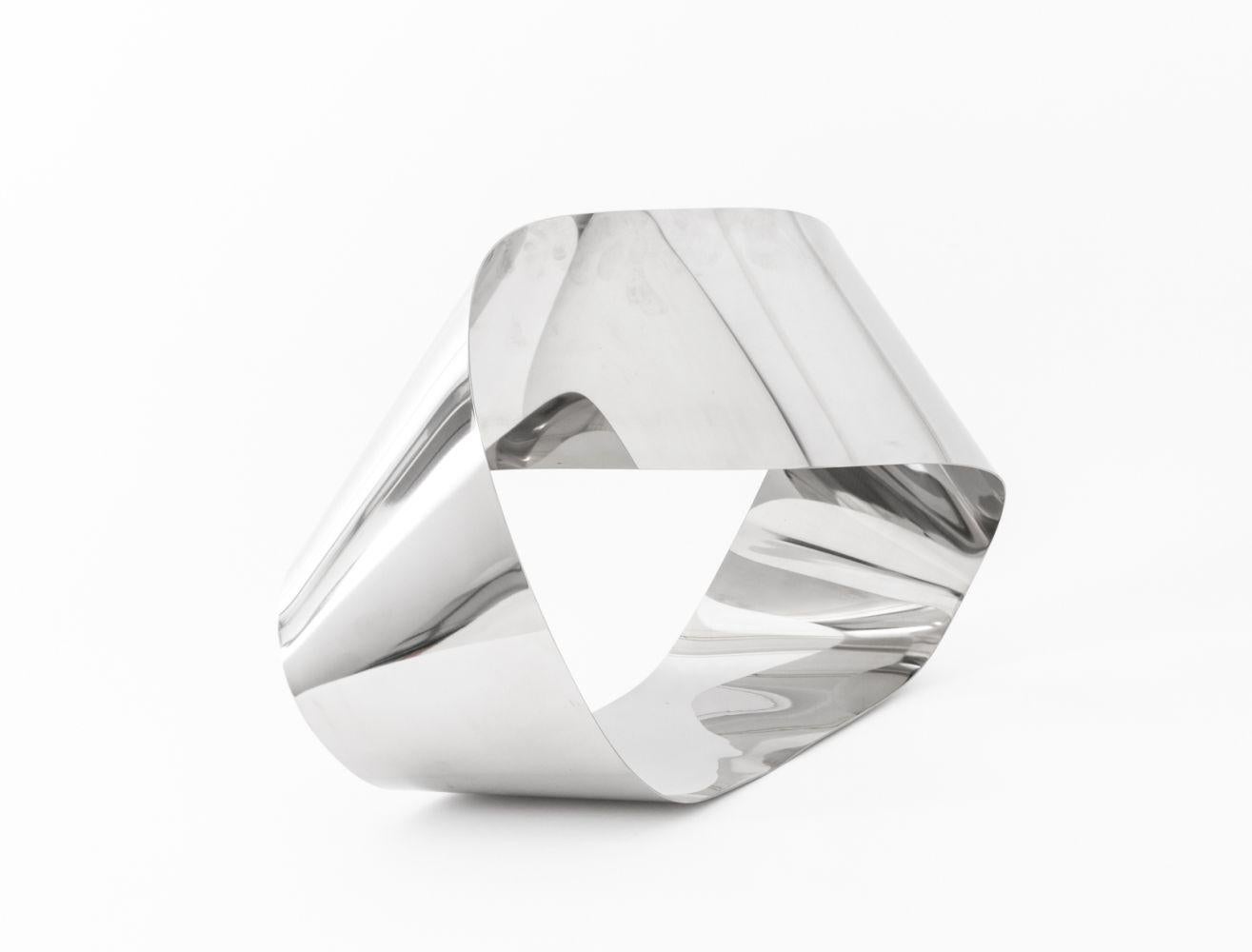 Scultura astratta a forma libera Megaron in cromo, marcata sul lato inferiore. 13