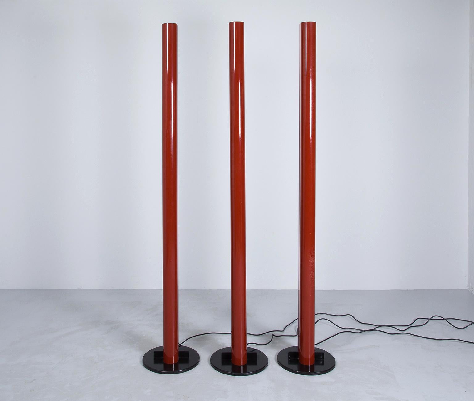 The Megaron floor lamp from Artemide has been designed by Gianfranco Frattini. This floor lamp is perfect for indirect halogen lighting. This floor standing Luminaire has a two-section body in a glossy dark red finish. The Megaron also incorporates