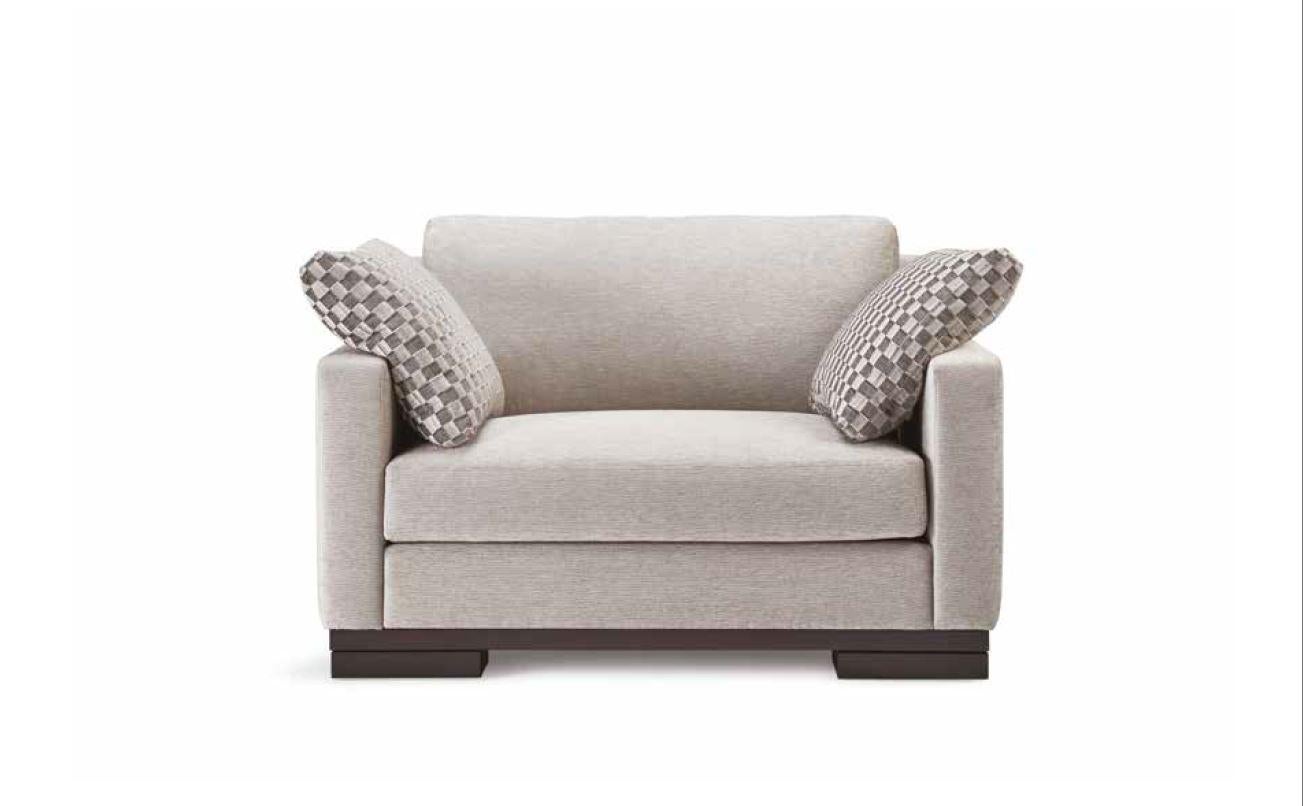Le canapé Megève est l'incarnation de l'élégance moderne, alliant un design épuré à une finition luxueuse. Sa base en bois raffinée rehausse l'esthétique générale, créant un look à la fois sophistiqué et accueillant. Qu'il soit placé dans un cadre