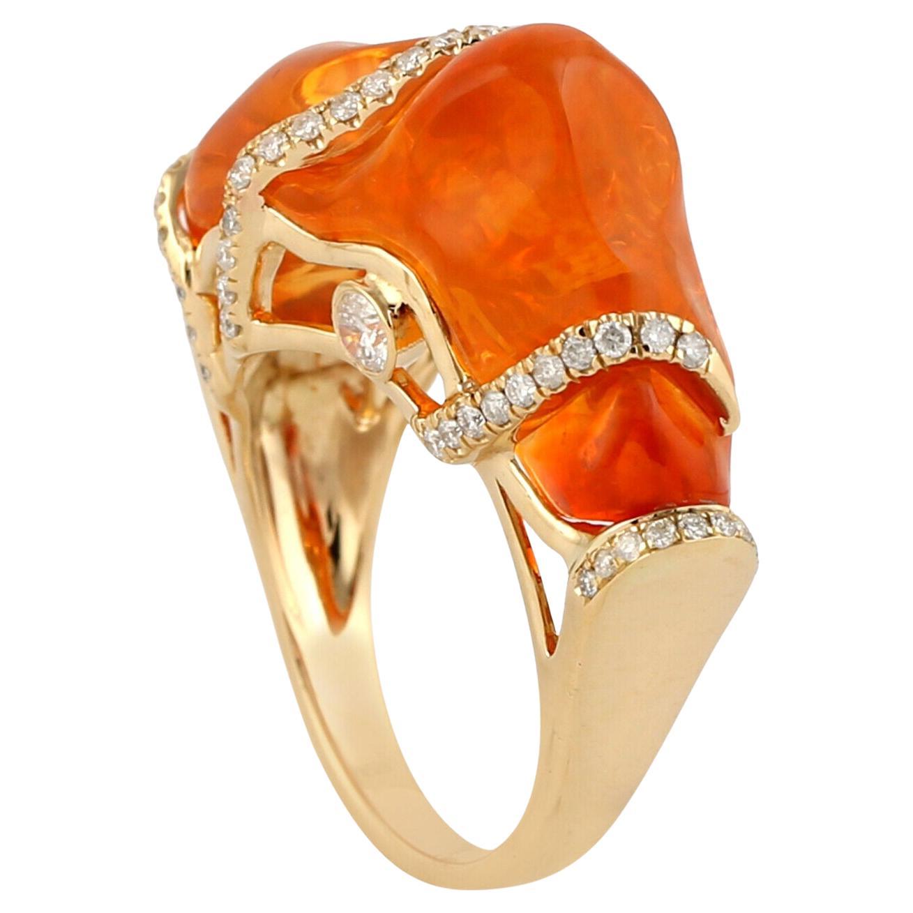 Meghna Jewels 14,19 Karat Feueropal Diamantring aus 18 Karat Gelbgold mit Diamant