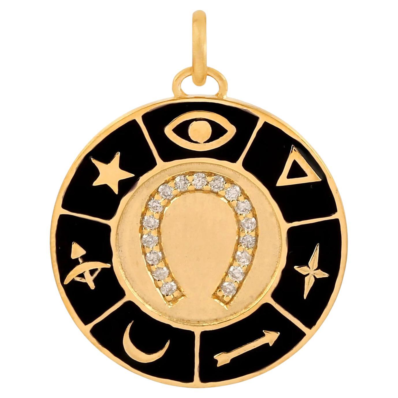 Meghna Jewels Collier pendentif en or 14 carats avec médaillon « Good Luck » en émail et diamants