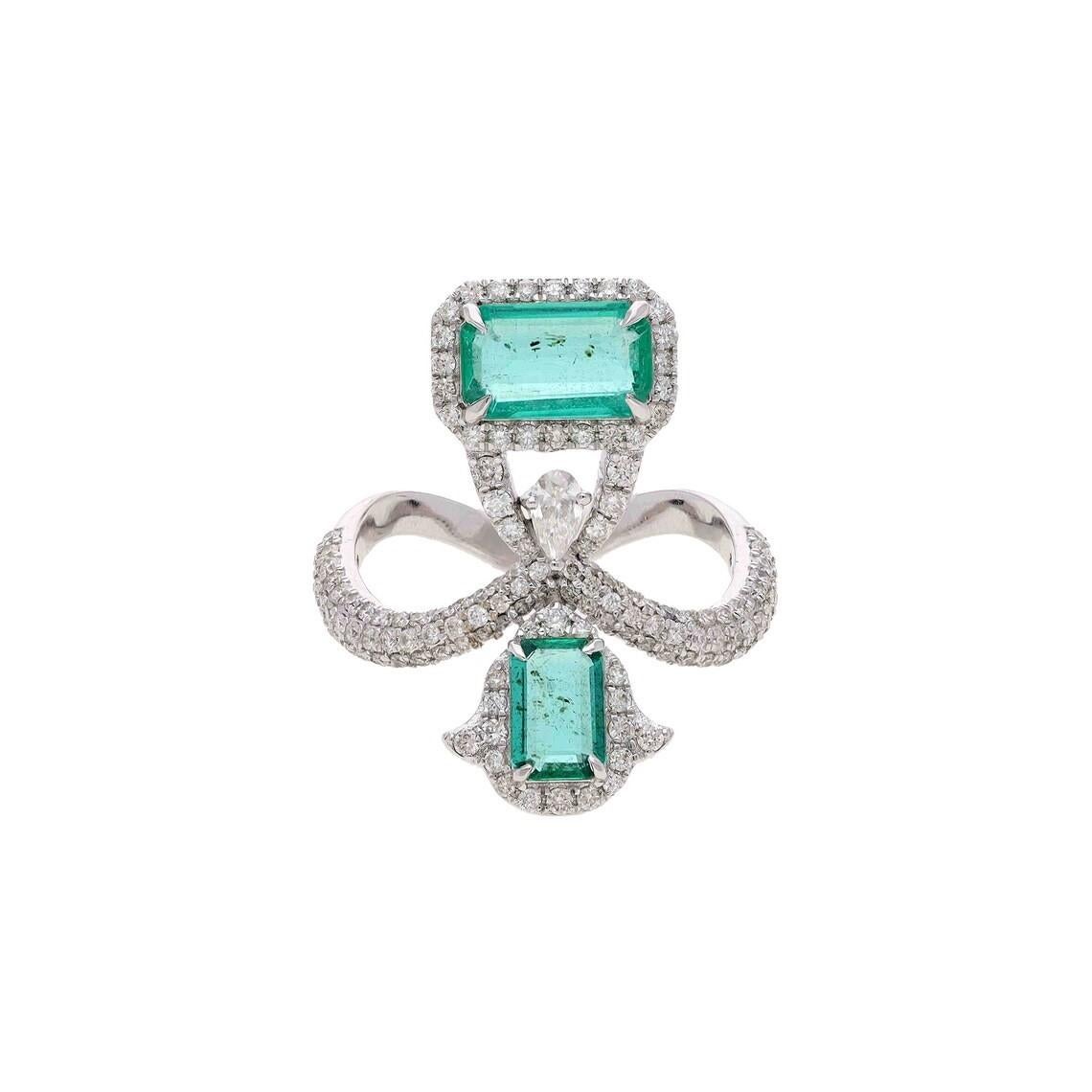 MEGHNA JEWELS Anello a fiocco in oro 18 carati con diamante smeraldo da 1,65 carati In condizioni Nuovo in vendita a Hoffman Estate, IL