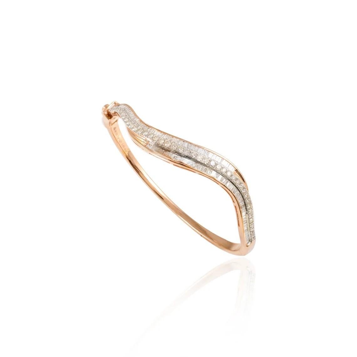 Moderne Meghna Jewels Bracelet jonc vague en or 18 carats avec diamants baguettes en vente