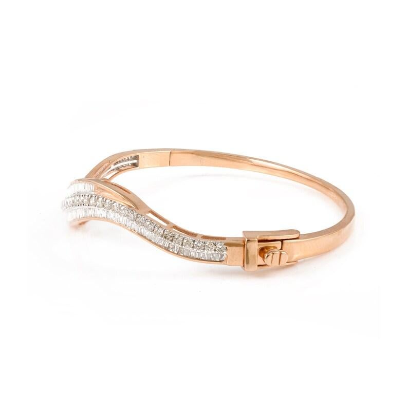 Taille baguette Meghna Jewels Bracelet jonc vague en or 18 carats avec diamants baguettes en vente