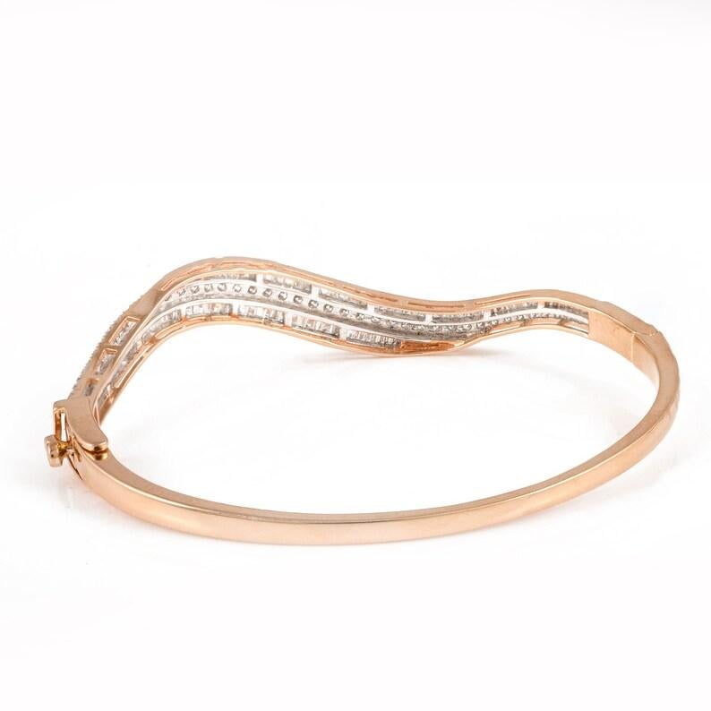 Meghna Jewels Bracelet jonc vague en or 18 carats avec diamants baguettes Neuf - En vente à Hoffman Estate, IL