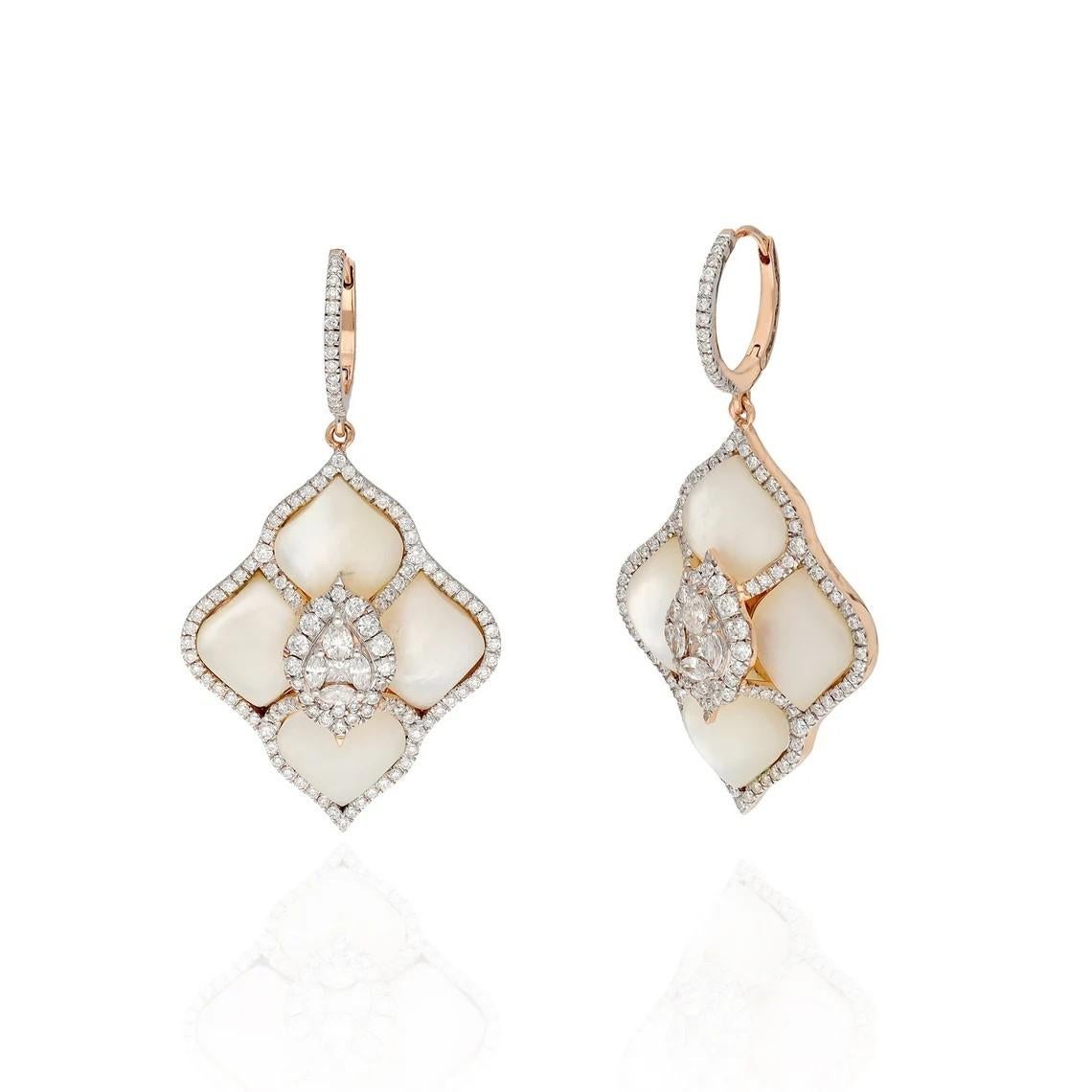 Estos exquisitos pendientes están hechos a mano en oro de 18 quilates, madreperla de 18,28 quilates y engastados con 1,80 quilates de brillantes diamantes. 

SEGUIR MEGHNA JEWELS escaparate para ver la última colección y piezas exclusivas. Meghna
