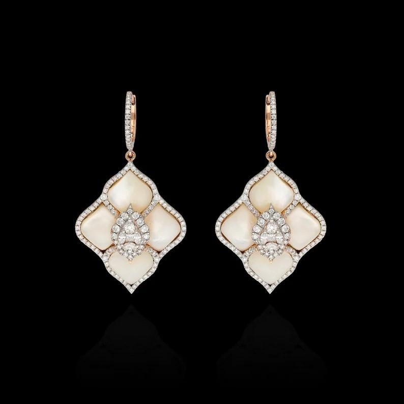 Meghna Jewels Pendientes Taj de oro de 18,28 quilates y diamantes nacarados Contemporáneo en venta