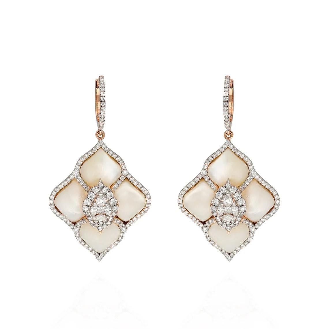 Meghna Jewels Pendientes Taj de oro de 18,28 quilates y diamantes nacarados Corte mixto en venta