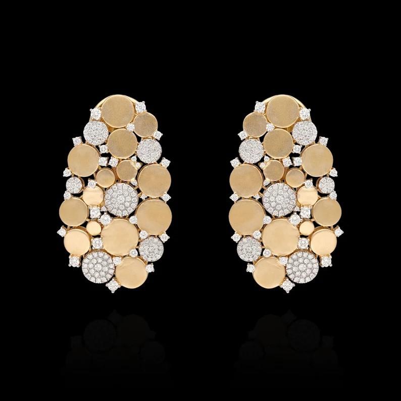 Diese handgefertigten Ohrringe aus 18-karätigem Gold sind mit schimmernden Diamanten von 1,93 Karat besetzt. 

FOLLOW MEGHNA JEWELS Storefront, um die neueste Collection'S und exklusive Stücke zu sehen.  Meghna Jewels ist stolz darauf, ein Top