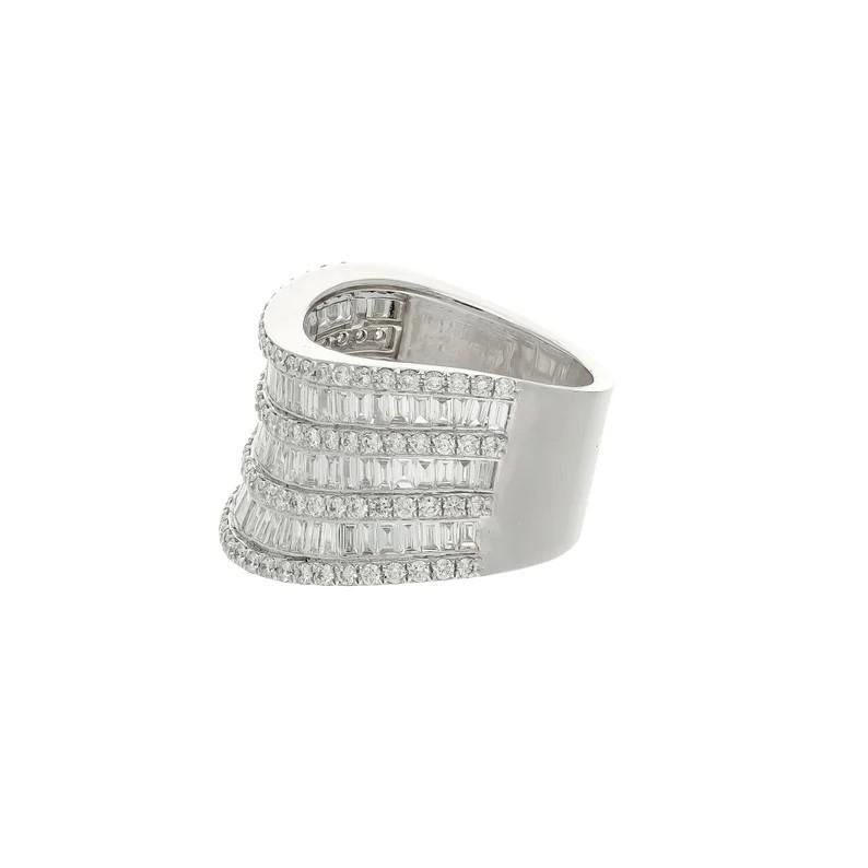 Dieser atemberaubende Ring wurde aus 18-karätigem Gold gefertigt. Er ist von Hand mit 1.92 Karat funkelnden Diamanten besetzt. 

Der Ring hat die Größe 7 und kann auf Anfrage größer oder kleiner gemacht werden. FOLLOW  MEGHNA JEWELS Storefront, um