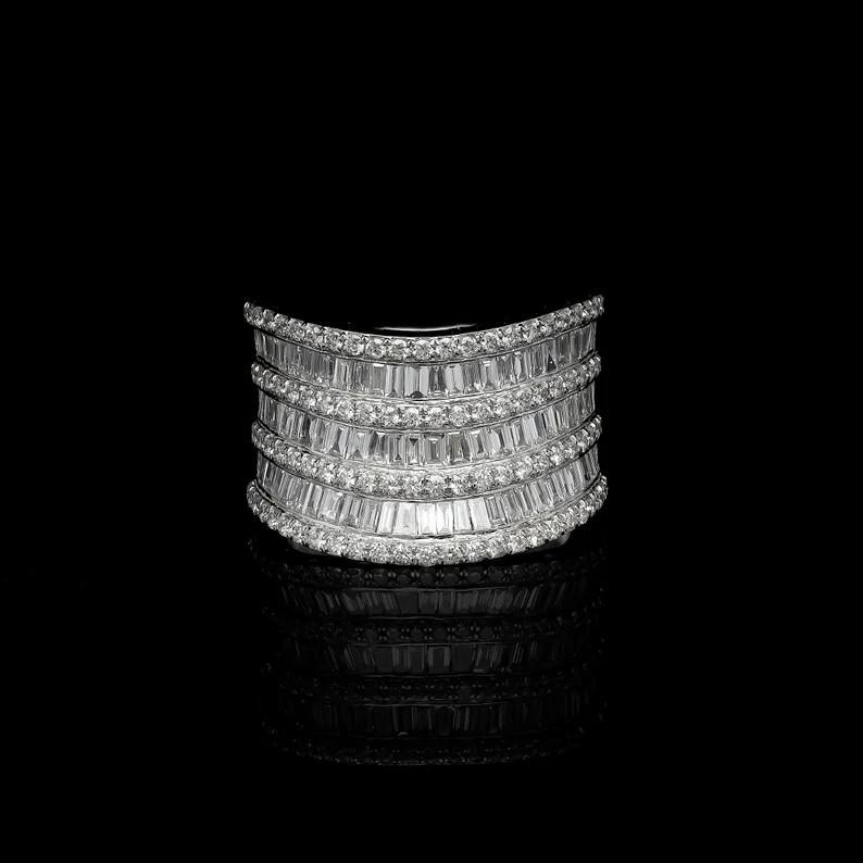 Meghna Jewels 1,92 Karat Baguette Diamant 18 Karat Weißgold Wellenring (Kunsthandwerker*in) im Angebot