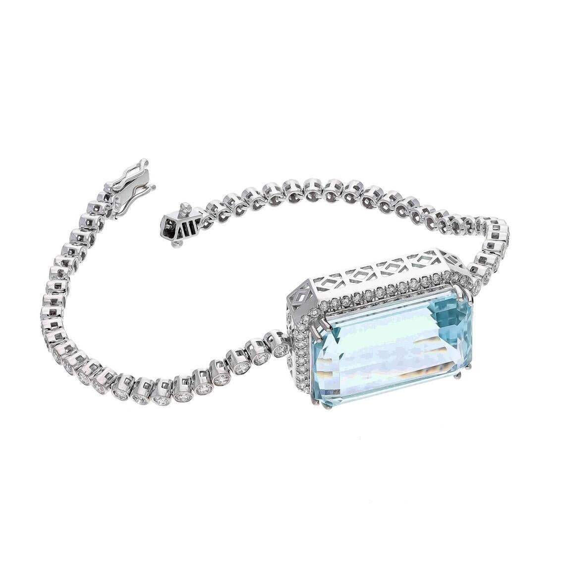 Modern Meghna Jewels 19.26 carat Aquamarine 18 Karat Gold Diamond Chain Bracelet For Sale