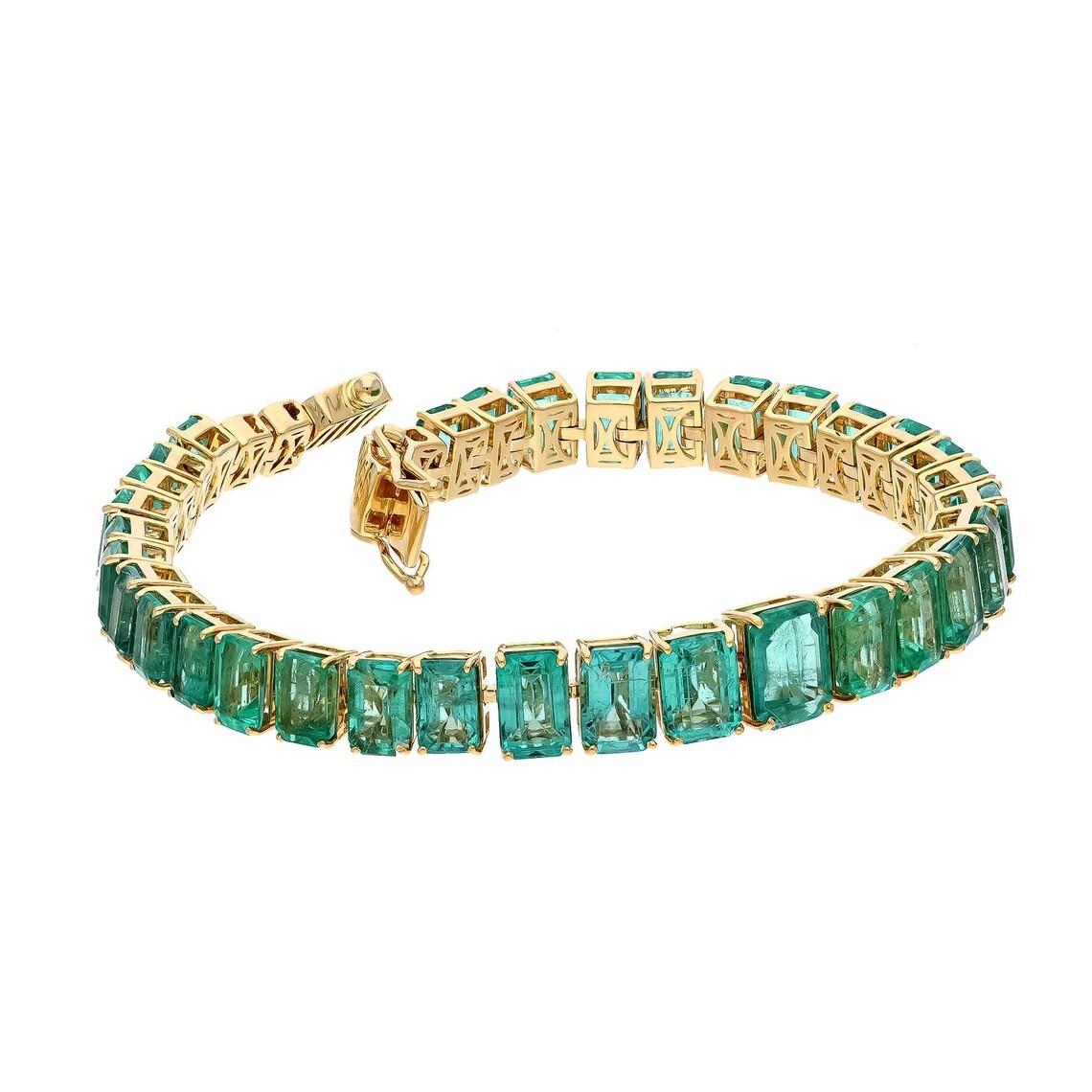 Ein wunderschönes, handgefertigtes Tennisarmband aus 18 Karat Gold. Er ist mit 21,50 Karat Smaragden besetzt.

FOLLOW  MEGHNA JEWELS Storefront, um die neueste Collection'S und exklusive Stücke zu sehen.  Meghna Jewels ist stolz darauf, ein Top
