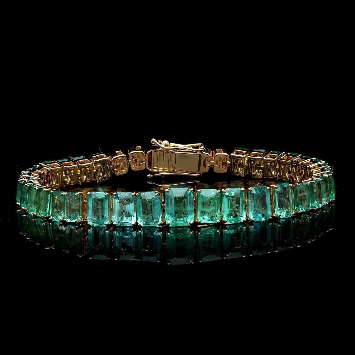 Meghna Jewels 21,50 Karat Smaragd 18 Karat Gelbgold Tennisarmband (Zeitgenössisch) im Angebot