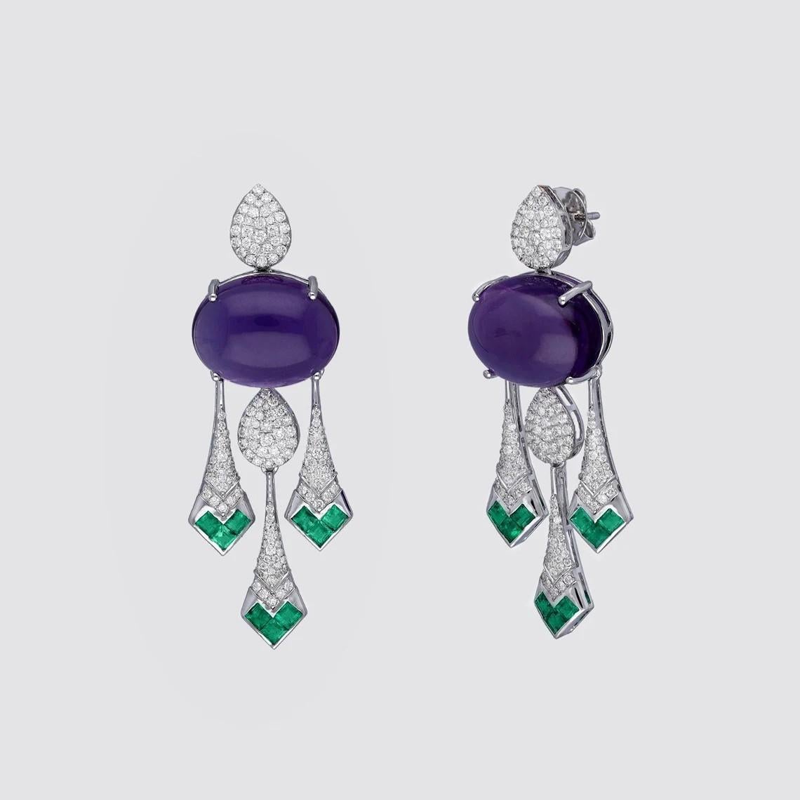 Diese handgefertigten Ohrringe aus 18-karätigem Gold sind mit 23,86 Karat Amethysten, 2,1 Karat Smaragden und 1,63 Karat schimmernden Diamanten besetzt. 

FOLLOW MEGHNA JEWELS Storefront, um die neueste Collection'S und exklusive Stücke zu sehen. 
