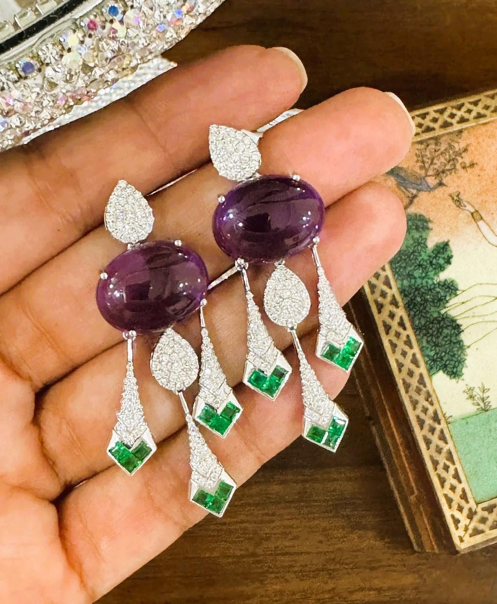 Meghna Jewels 23,68 Karat Amethyst 2.1 Karat Smaragd Diamant 18K Gold Ohrringe (Zeitgenössisch) im Angebot