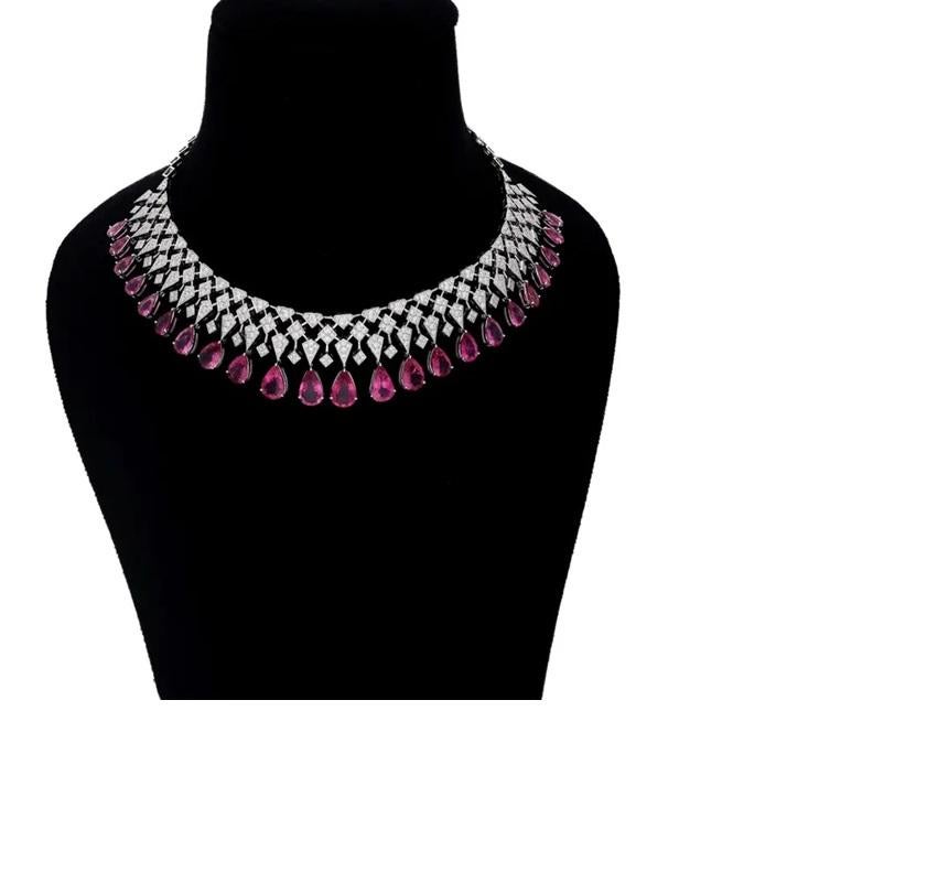 Dieses exquisite Collier aus 18 Karat Gold ist mit 24,36 Karat Turmalin und 6,6 Karat funkelnden Diamanten verziert.  

FOLLOW MEGHNA JEWELS Storefront, um die neueste Collection'S und exklusive Stücke zu sehen. Meghna Jewels ist stolz darauf, ein