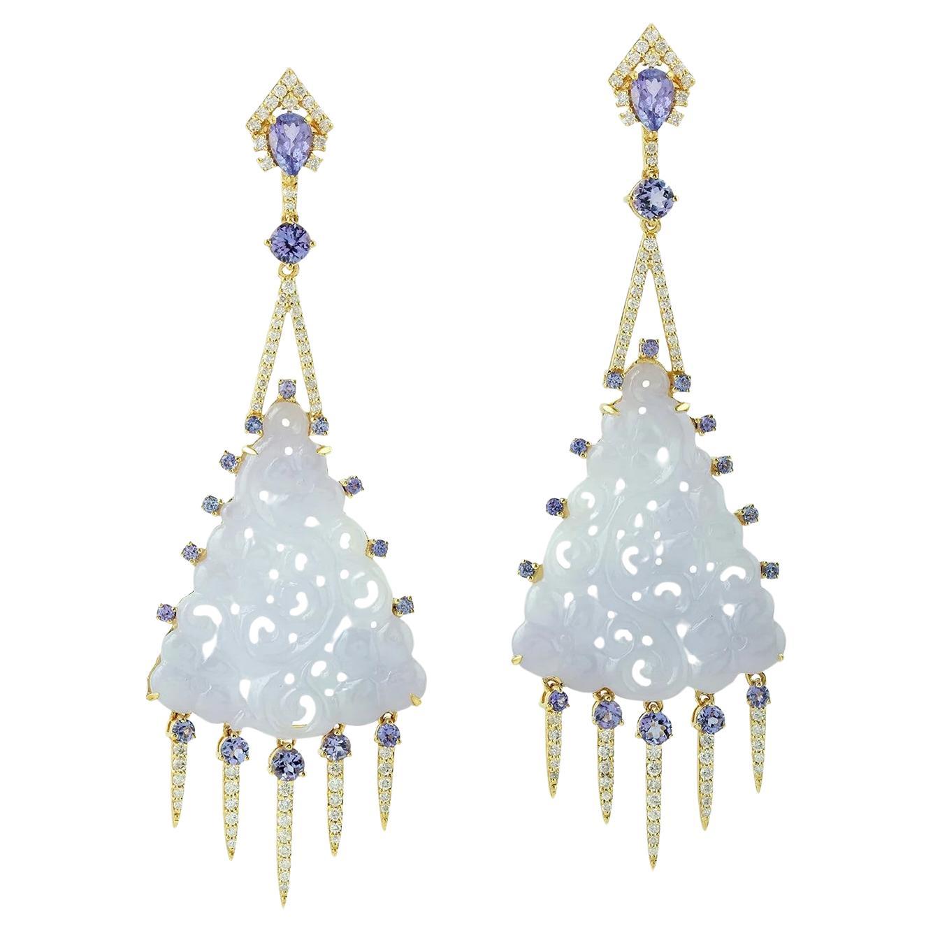 Meghna Jewels, boucles d'oreilles en or 18 carats avec tanzanite de jade sculptée de 25,5 carats